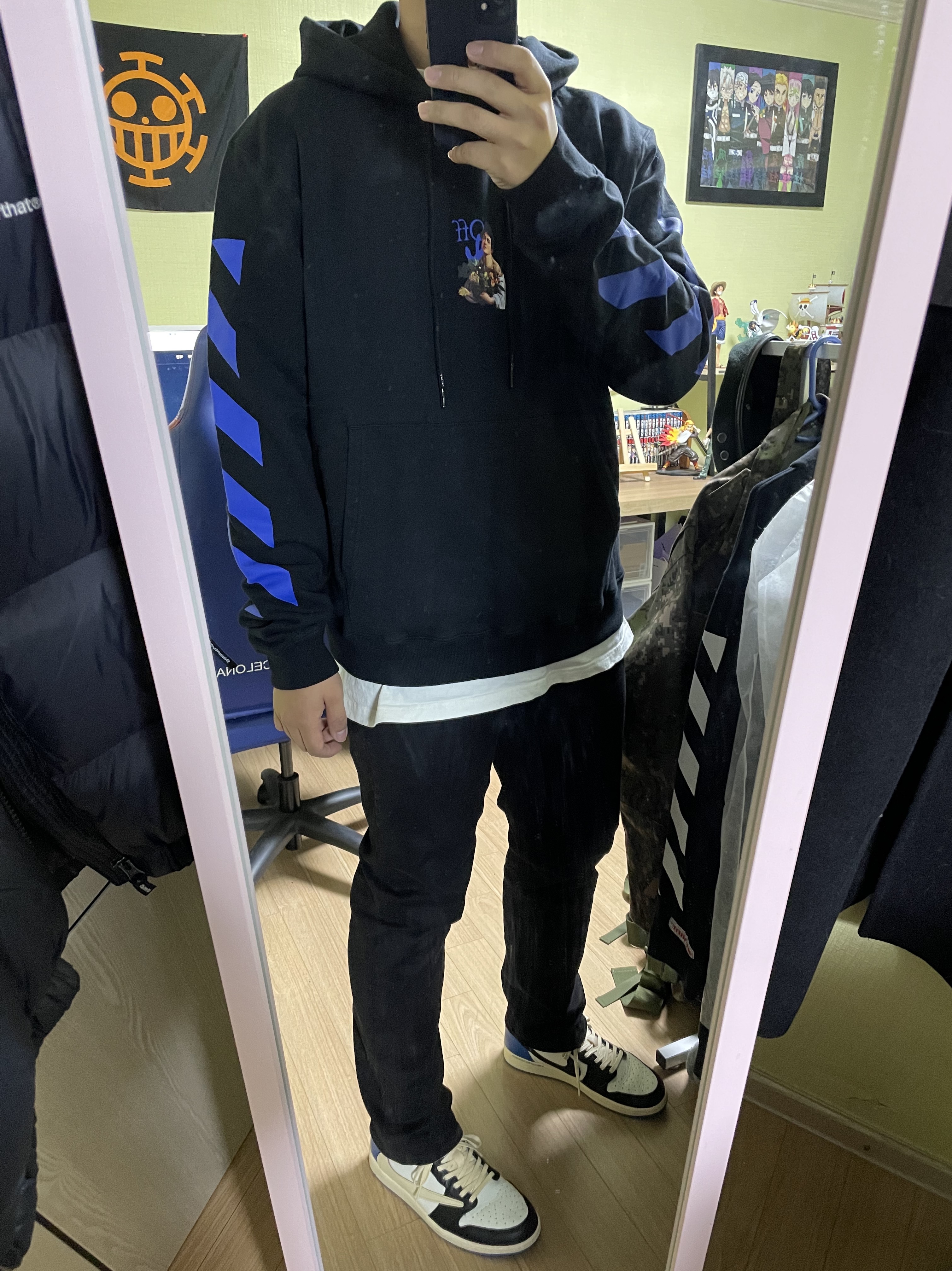 Supreme x Stone Island Corduroy Jacket Black - 20FW, Alexander McQueen Oversized Sneakers White Black 착용 스타일 - 5