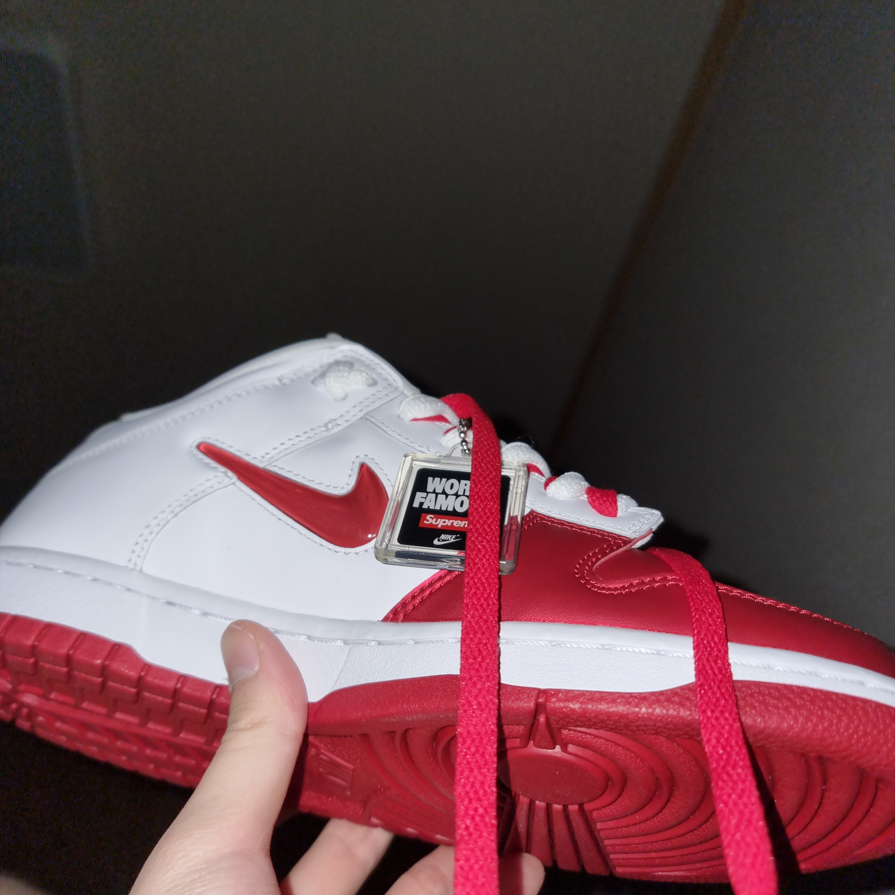 Nike x Supreme SB Dunk Low Jewel Swoosh Red 착용 스타일 - 2