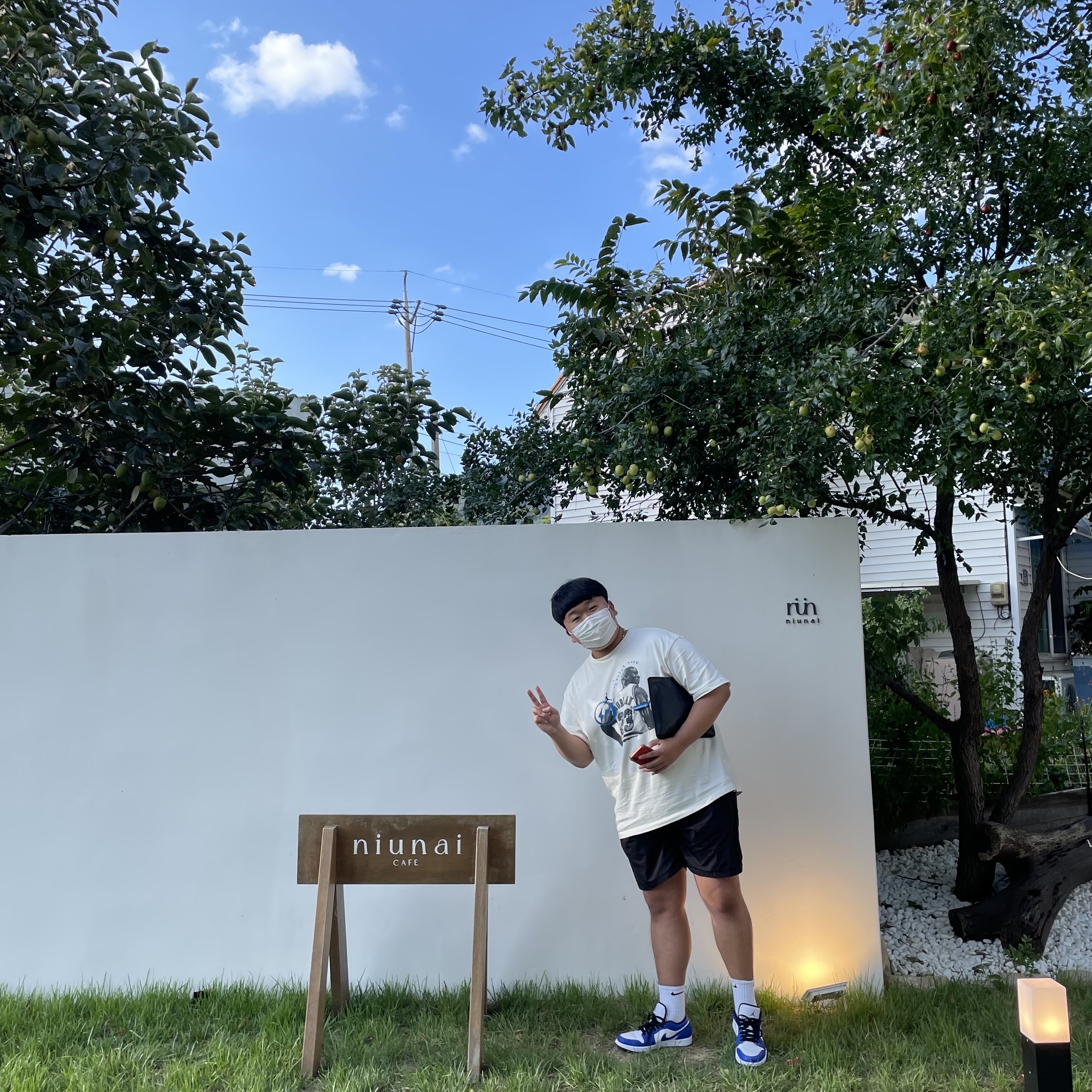 Jordan 1 Low Hyper Royal, Jordan x Travis Scott x Fragment T-Shirt Sail (DJ0619-133) 착용 스타일