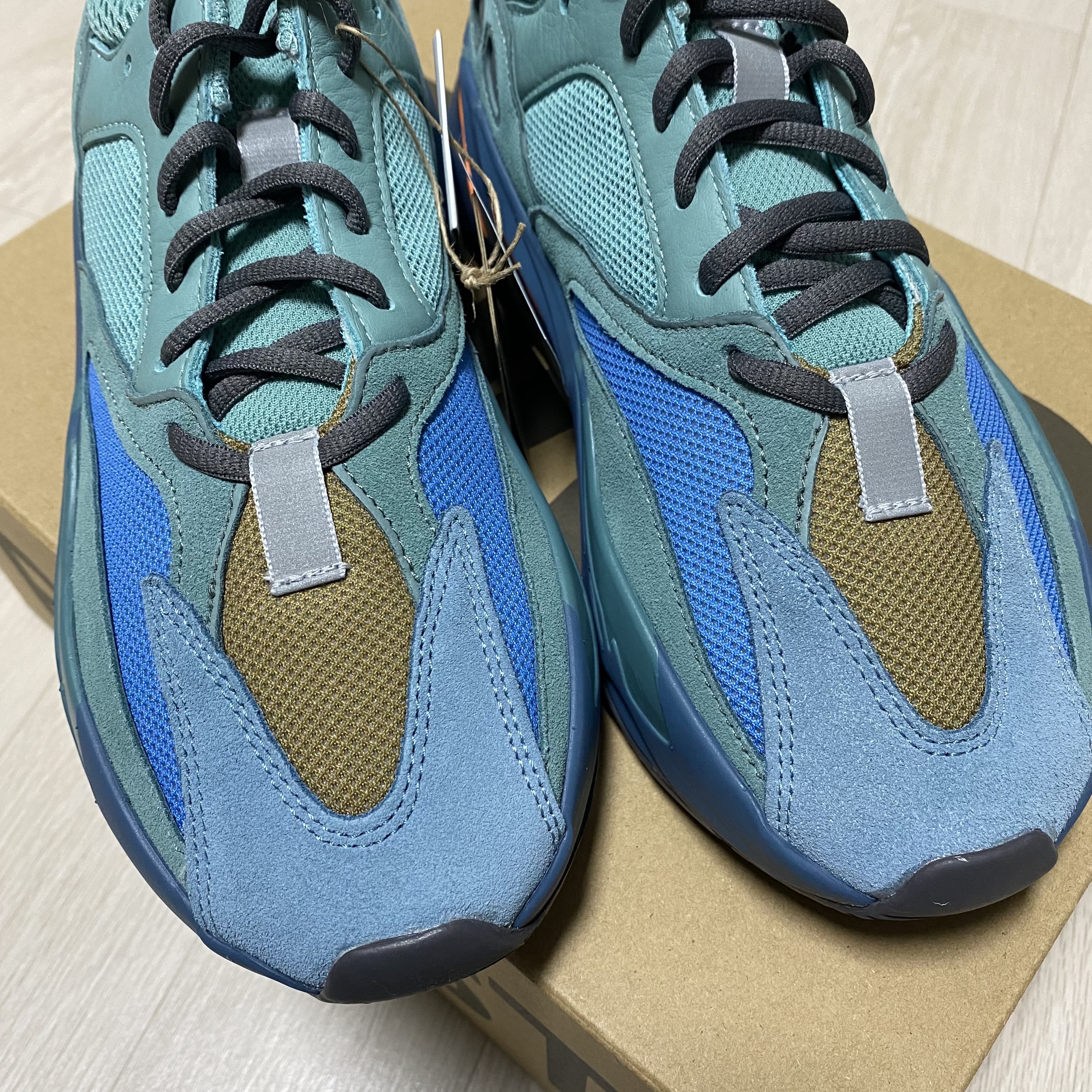 Adidas Yeezy Boost 700 Fade Azure 착용 스타일 - 3