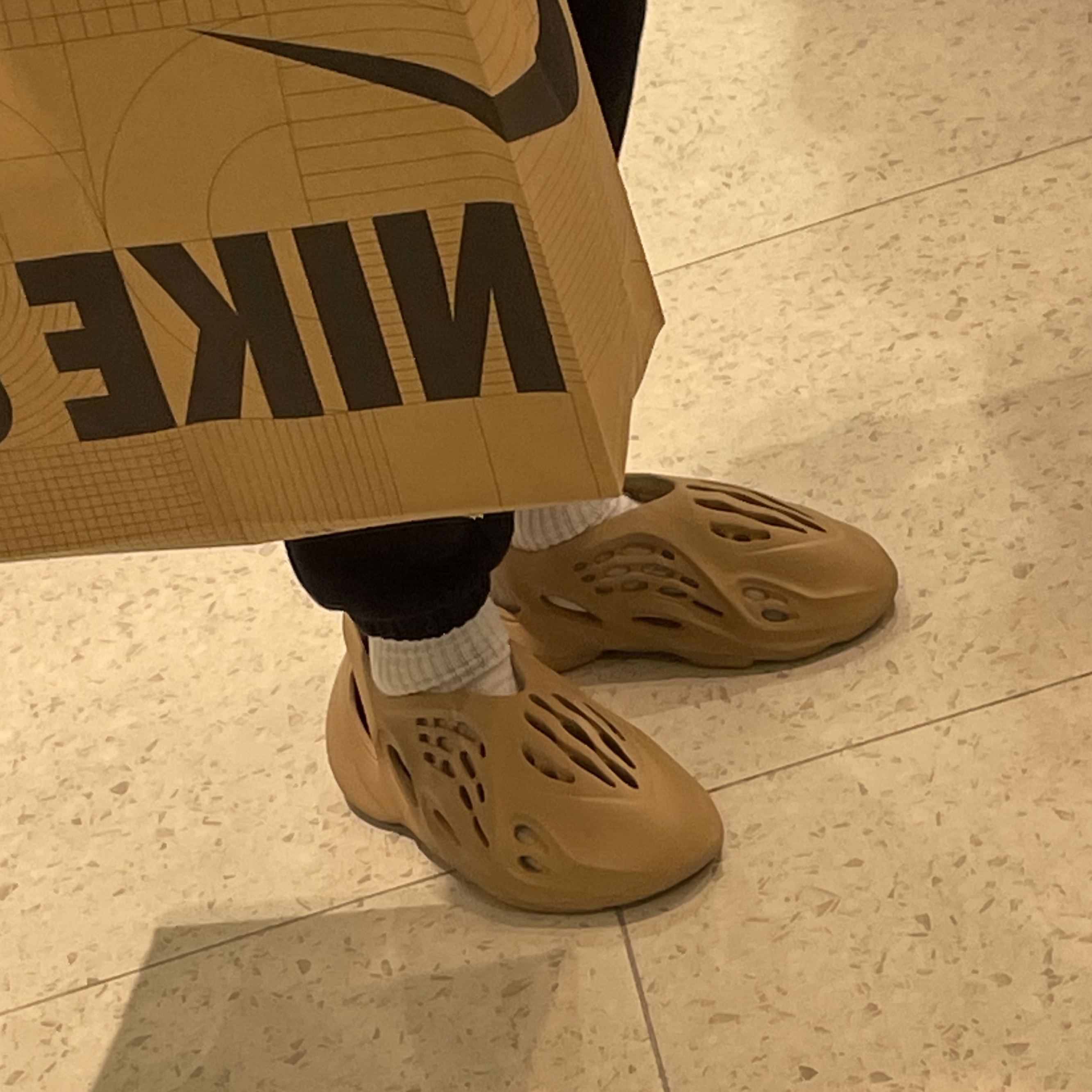 Adidas Yeezy Foam RNNR Ochre 착용 스타일 - 2