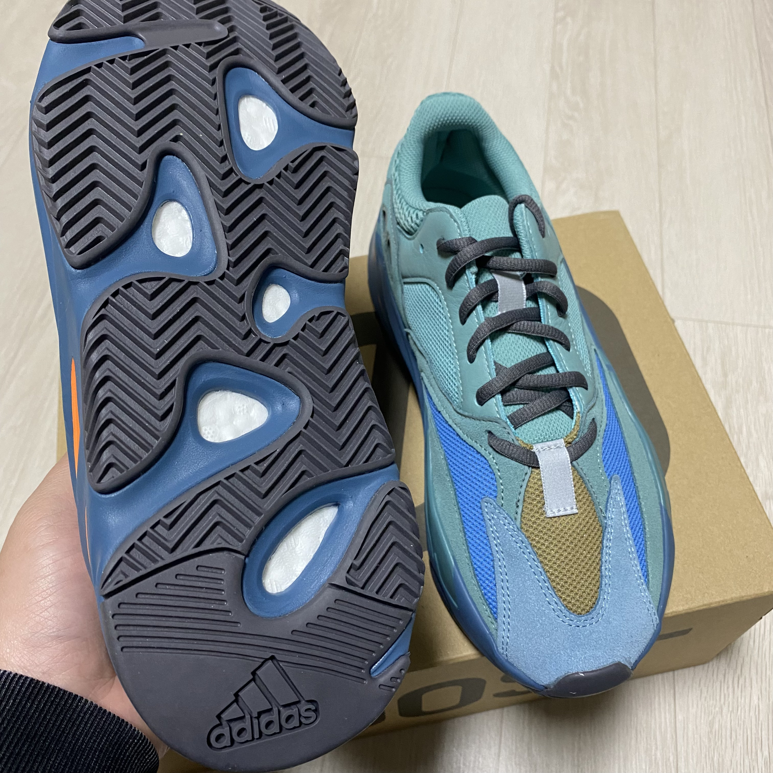 Adidas Yeezy Boost 700 Fade Azure 착용 스타일 - 5