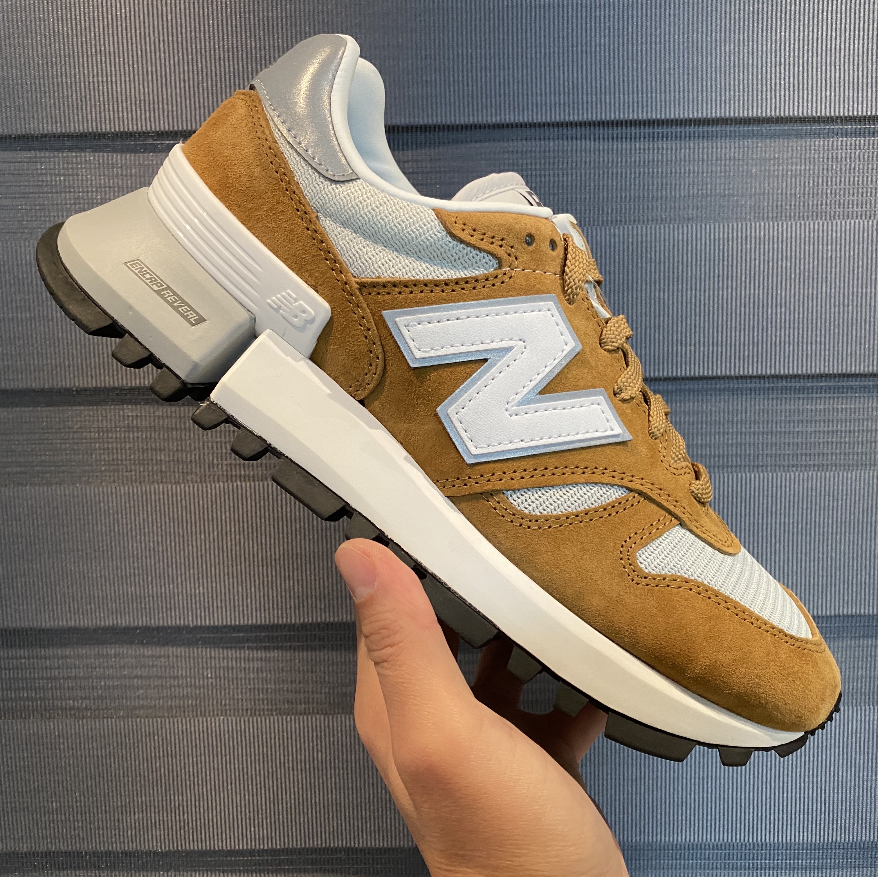 New Balance R_C 1300 Workwear Brown 착용 스타일