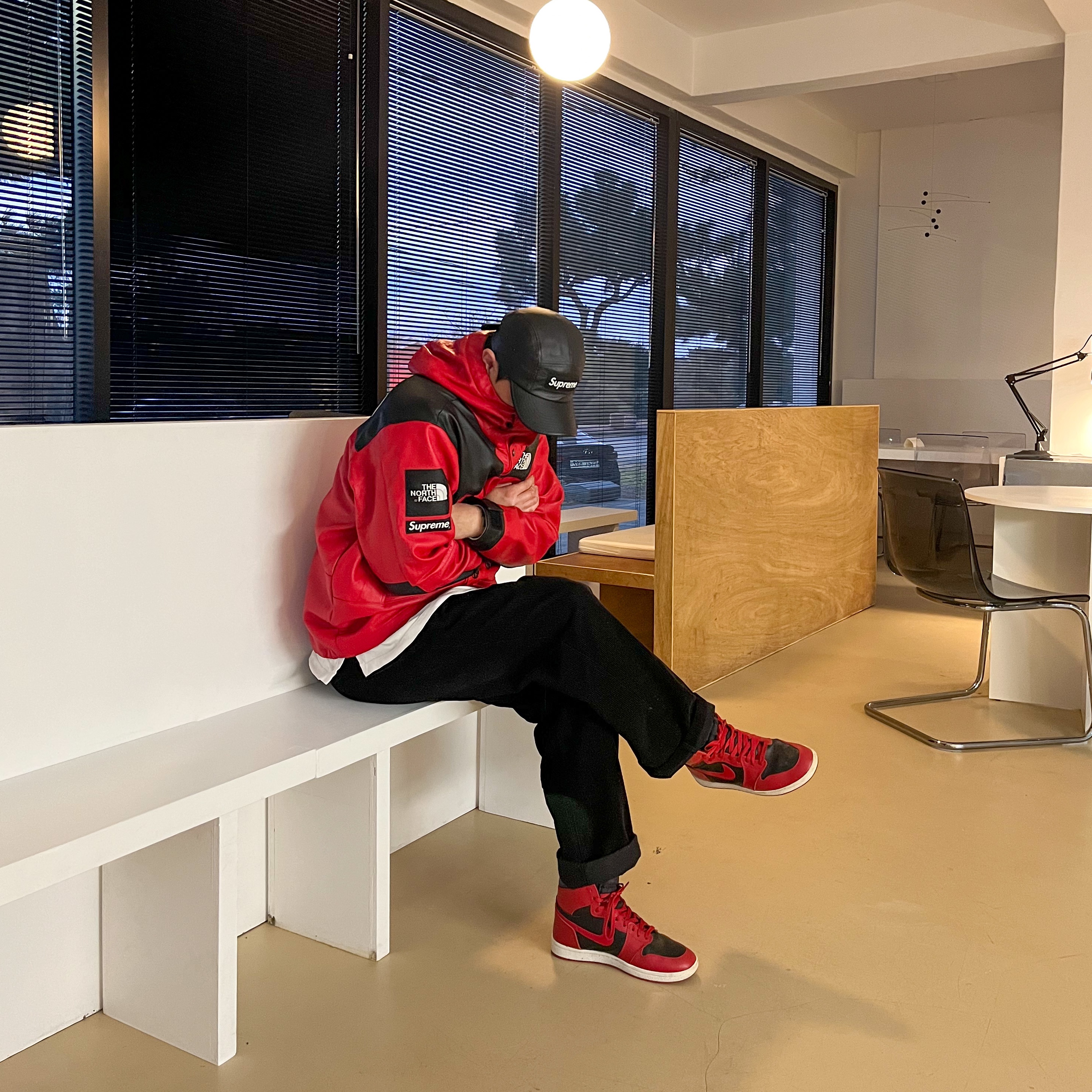 Supreme x The North Face Leather Mountain Parka Red - 18FW, Jordan 1 High 85 Varsity Red 착용 스타일