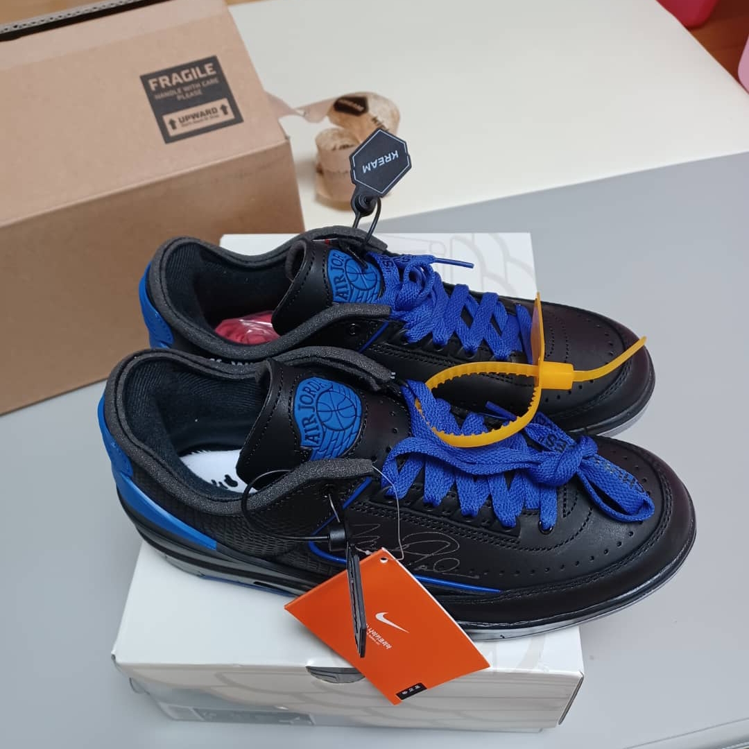 Jordan 2 x Off-White Retro Low SP Black and Varsity Royal 착용 스타일 - 2