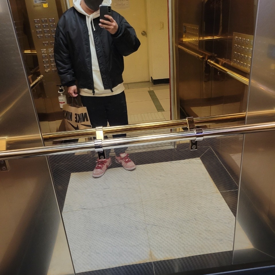 Supreme Big Logo Hooded Sweatshirt White - 21SS, Nike x StrangeLove SB Dunk Low Pink (Regular Box) 착용 스타일 - 1