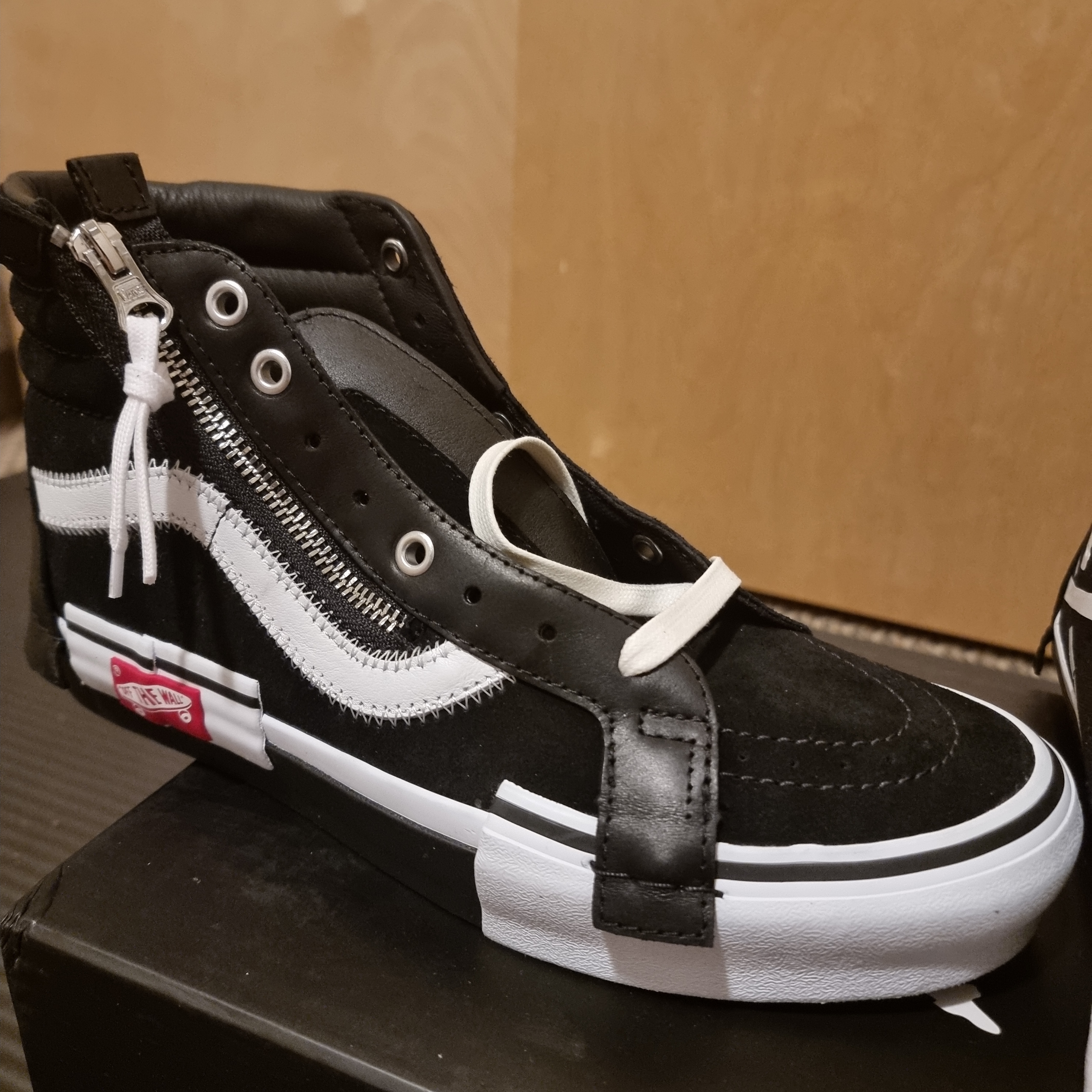 Vans Vault x Mastermind x END. Sk8-Hi Cap LX Black 착용 스타일 - 3