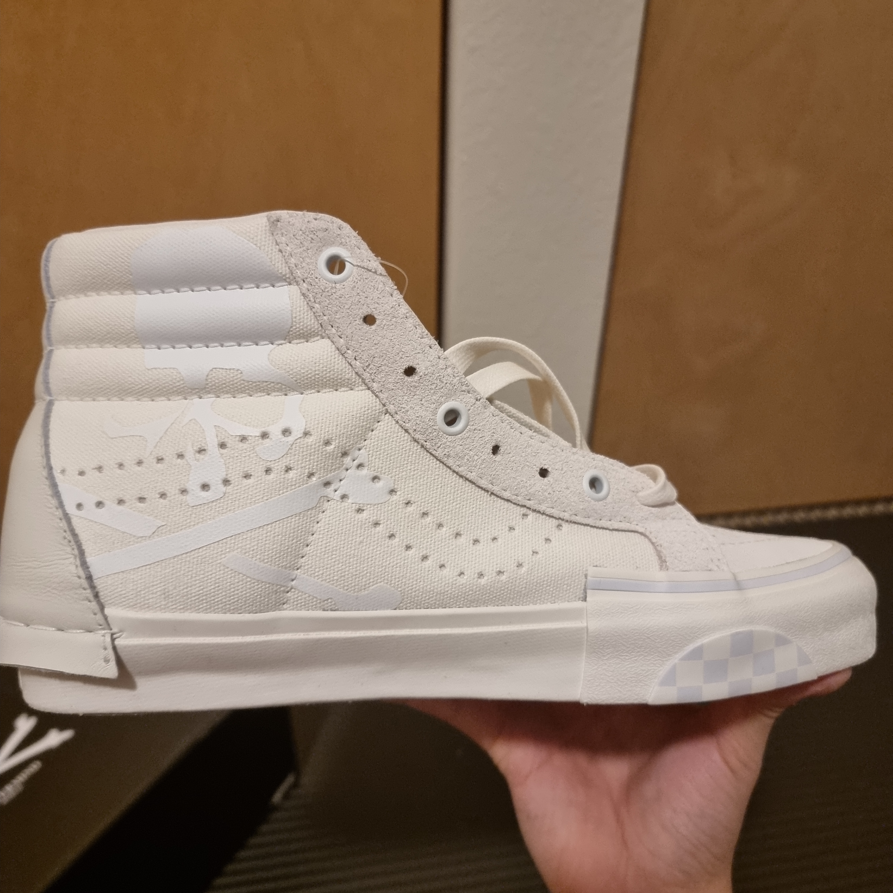 Vans Vault x Mastermind x END. Sk8-Hi Cap LX Marshmallow 착용 스타일 - 3