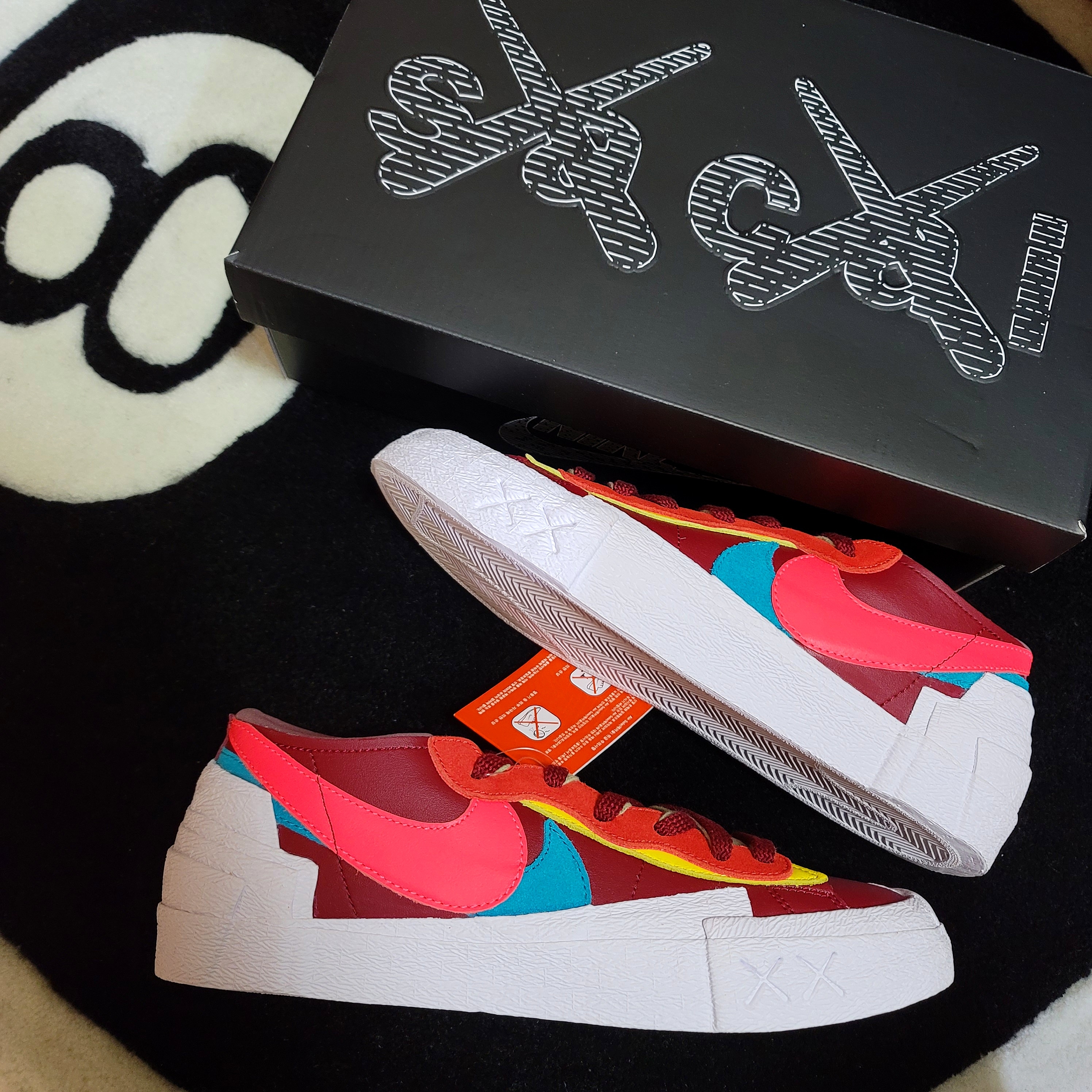 Nike x Sacai x Kaws Blazer Low Team Red, Stussy 8 Ball Rug Black 착용 스타일