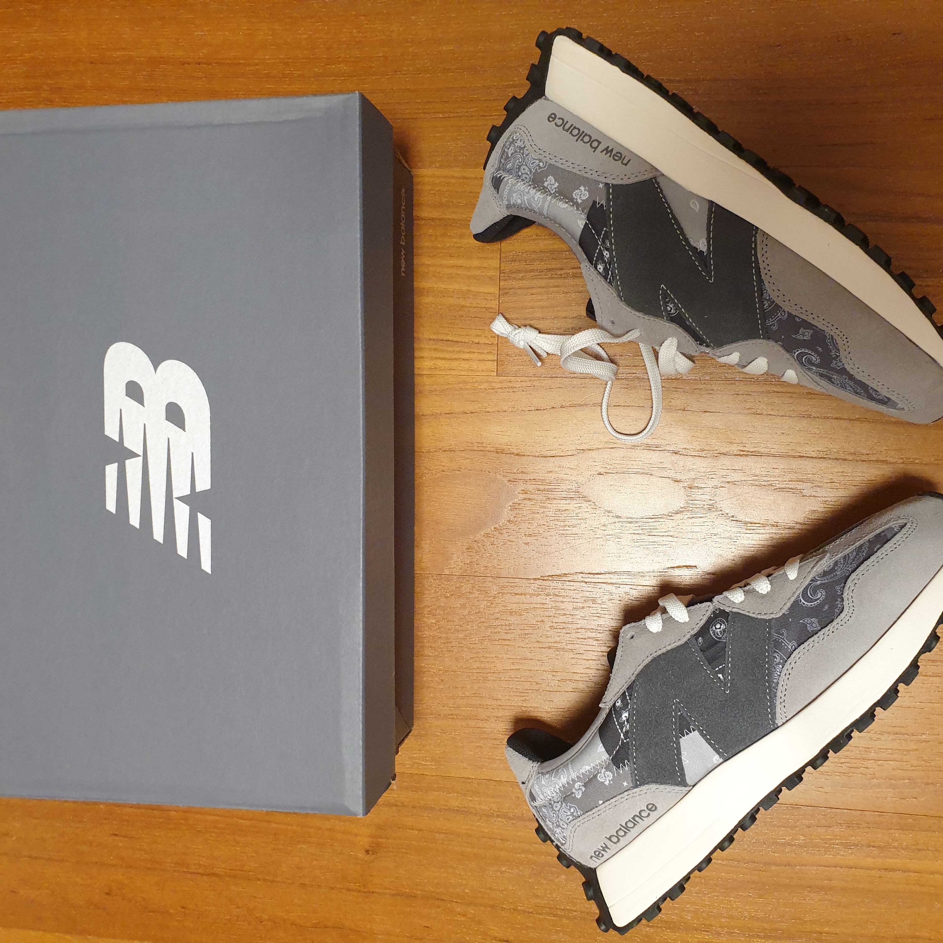 New Balance x Shoe Palace 327 Unity Heritage Grey 착용 스타일 - 3