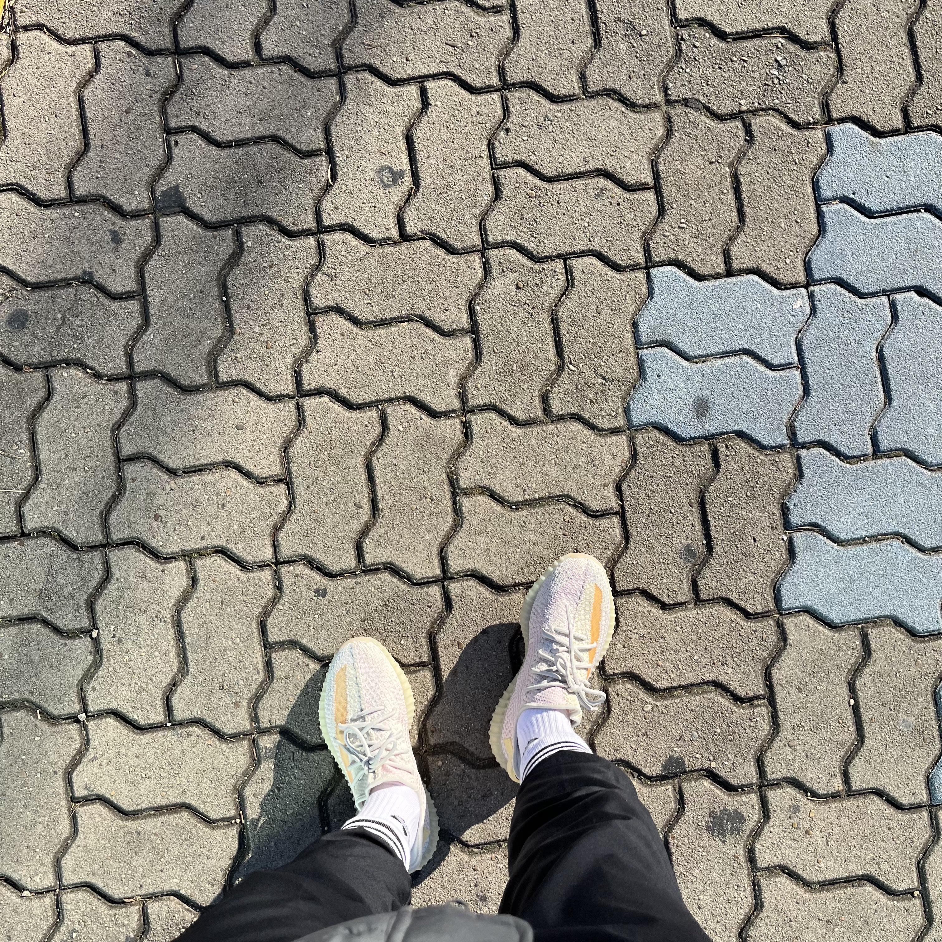 Adidas Yeezy Boost 350 V2 Light 착용 스타일