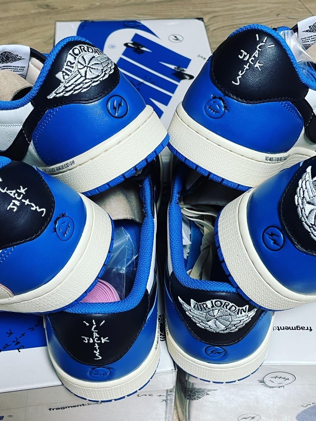 Jordan 1 x Travis Scott x Fragment Retro Low OG SP Military Blue, Nike NRG Solo Swoosh Fleece Pants Dark Grey Heather - Asia 착용 스타일 - 4