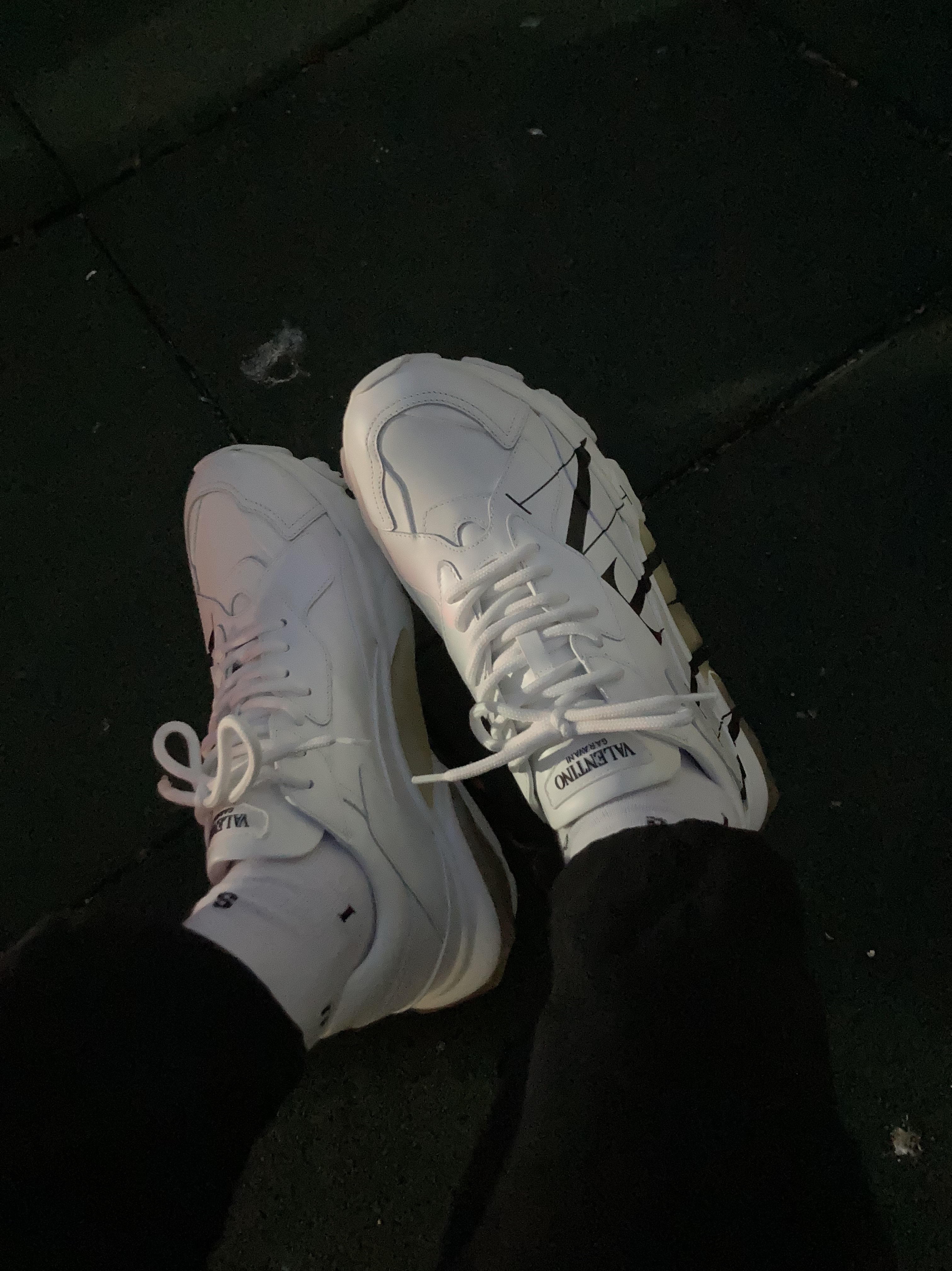 Valentino Bounce Calfskin Sneakers White Black 착용 스타일