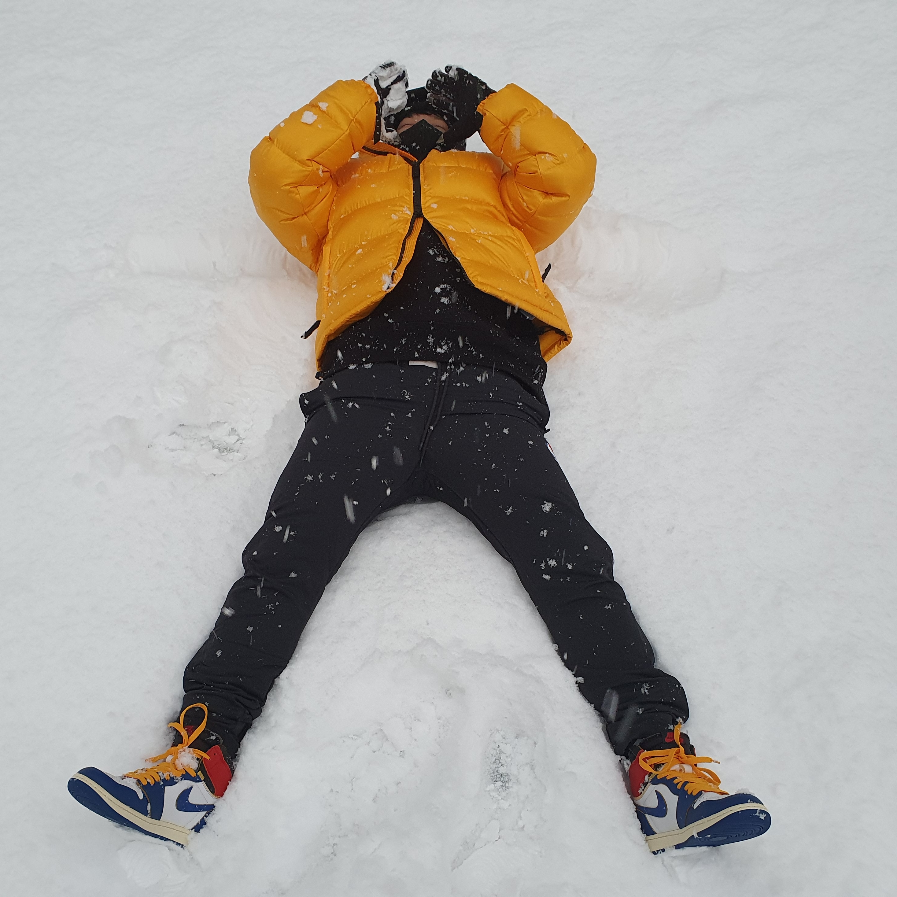 Nike x Drake Nocta Puffer Jacket University Gold - US/EU, Jordan 1 x Union Retro High Blue Toe 착용 스타일 - 1