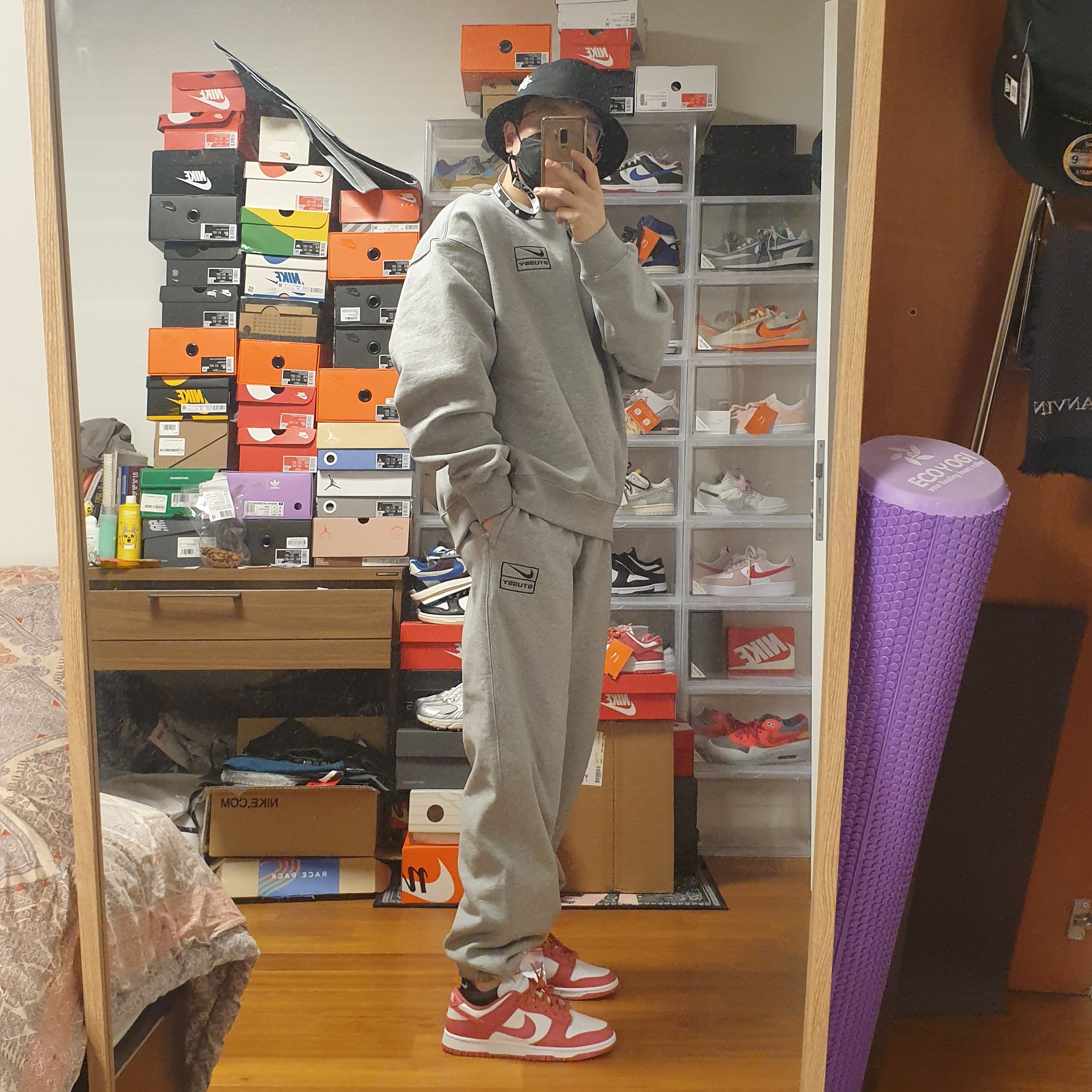 Nike x Stussy NRG BR Crew Fleece Grey, Nike x Stussy Bucket Hat Black 착용 스타일 - 2