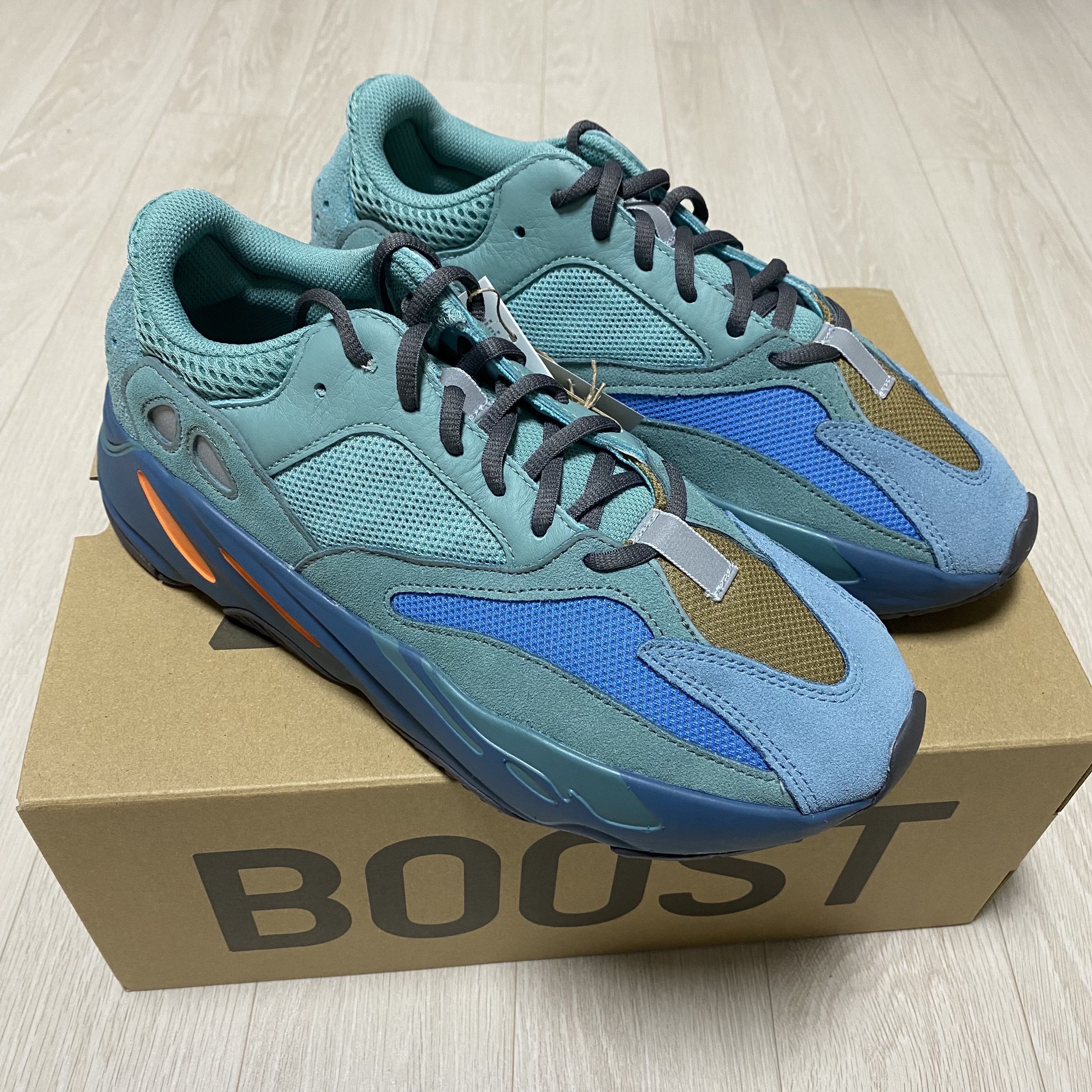 Adidas Yeezy Boost 700 Fade Azure 착용 스타일 - 1