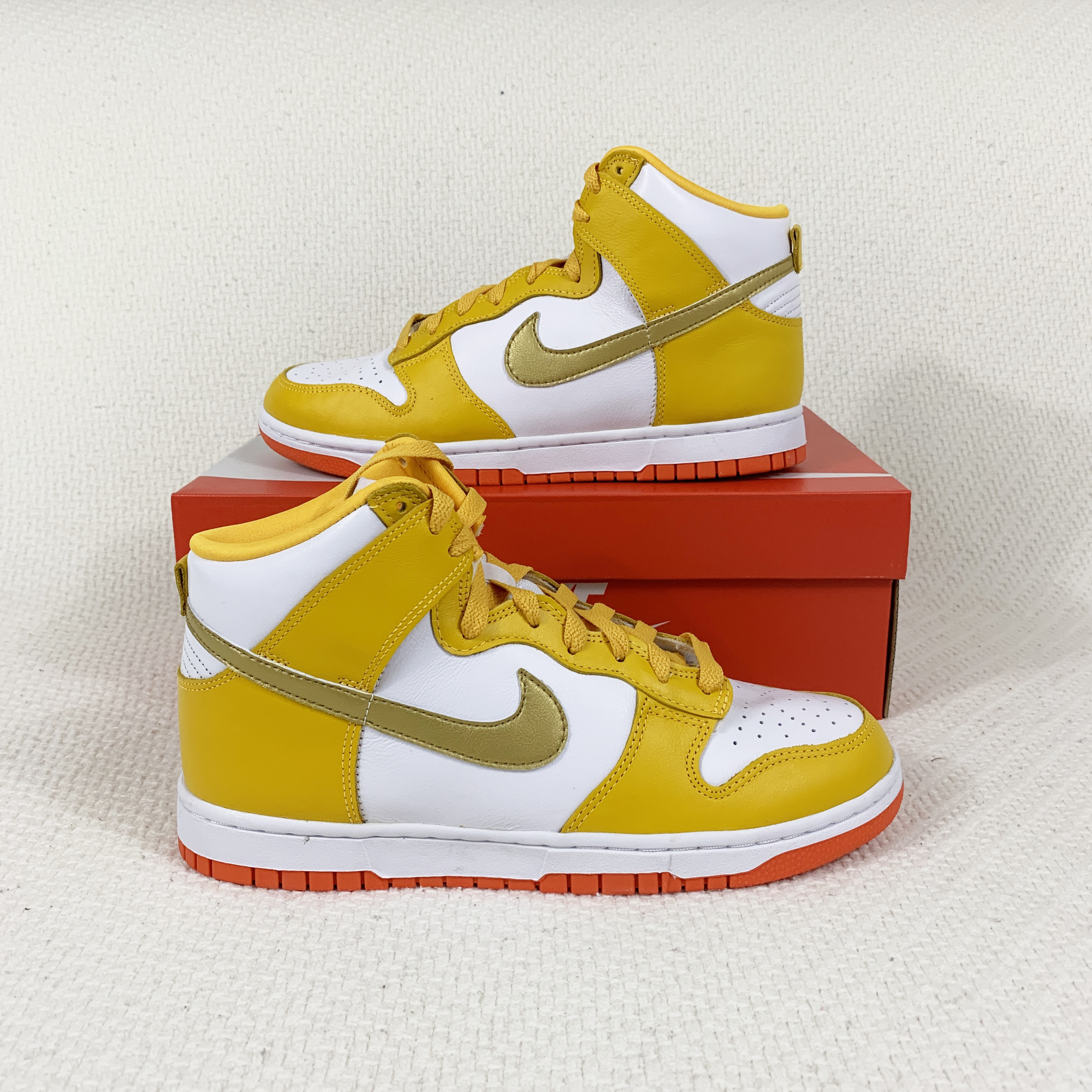 (W) Nike Dunk High University Gold 착용 스타일 - 1