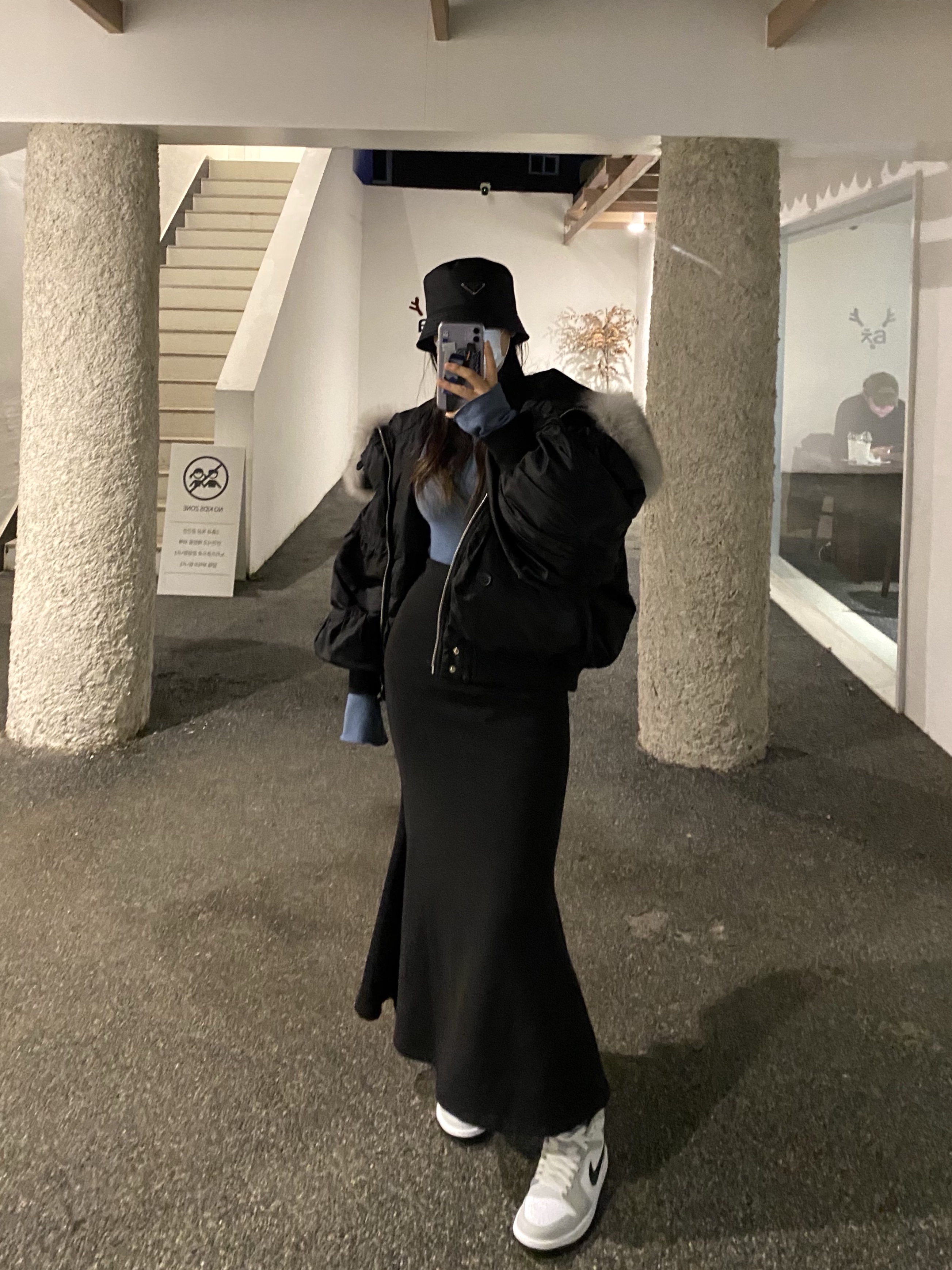 (W) Jordan 1 Mid Grey Fog, Prada Re-Nylon Bucket Hat Black 착용 스타일