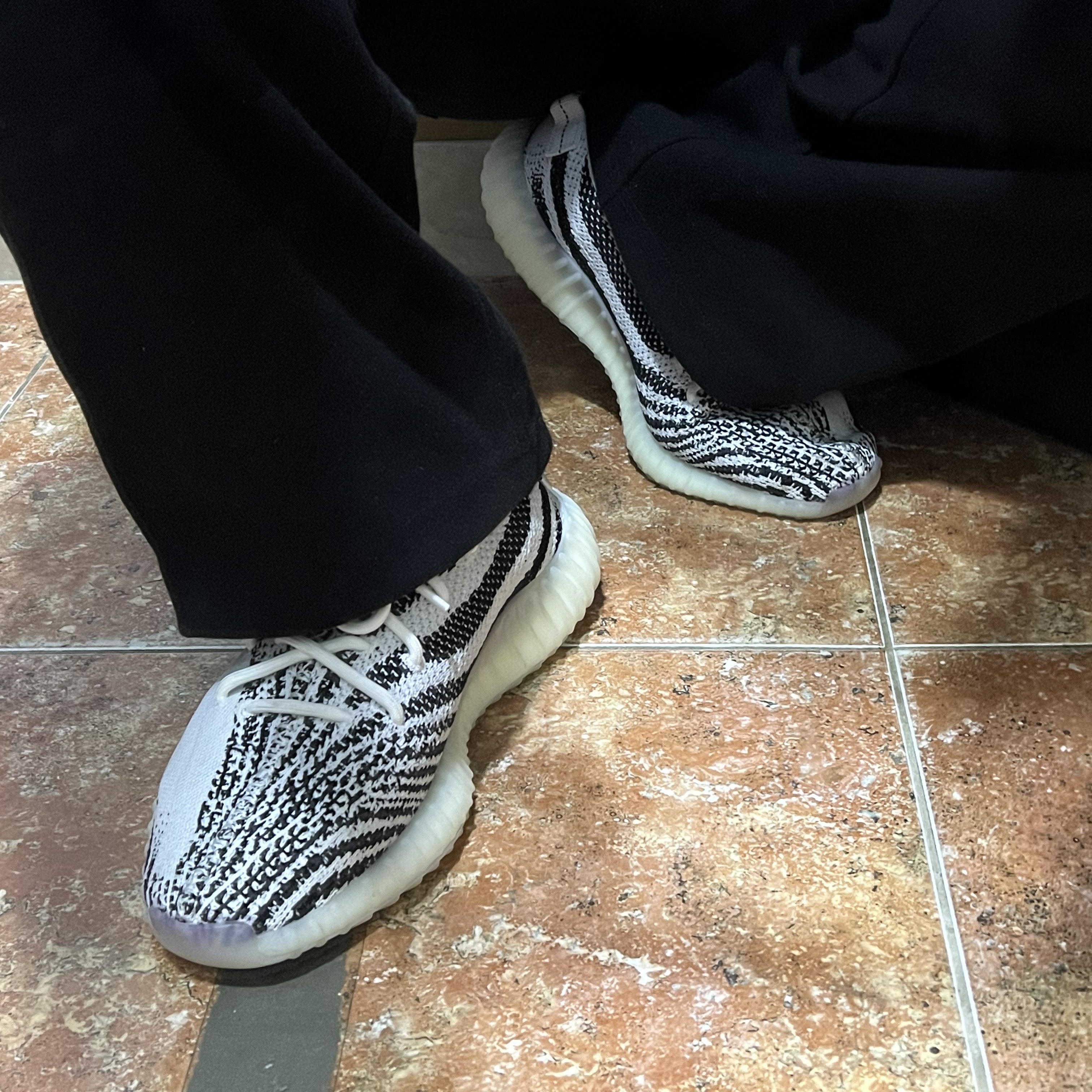 Adidas Yeezy Boost 350 V2 Zebra 2017/2019/2020 착용 스타일 - 2
