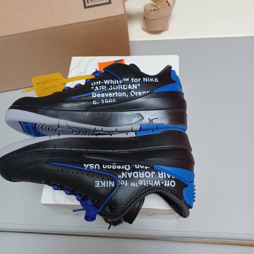 Jordan 2 x Off-White Retro Low SP Black and Varsity Royal 착용 스타일 - 3