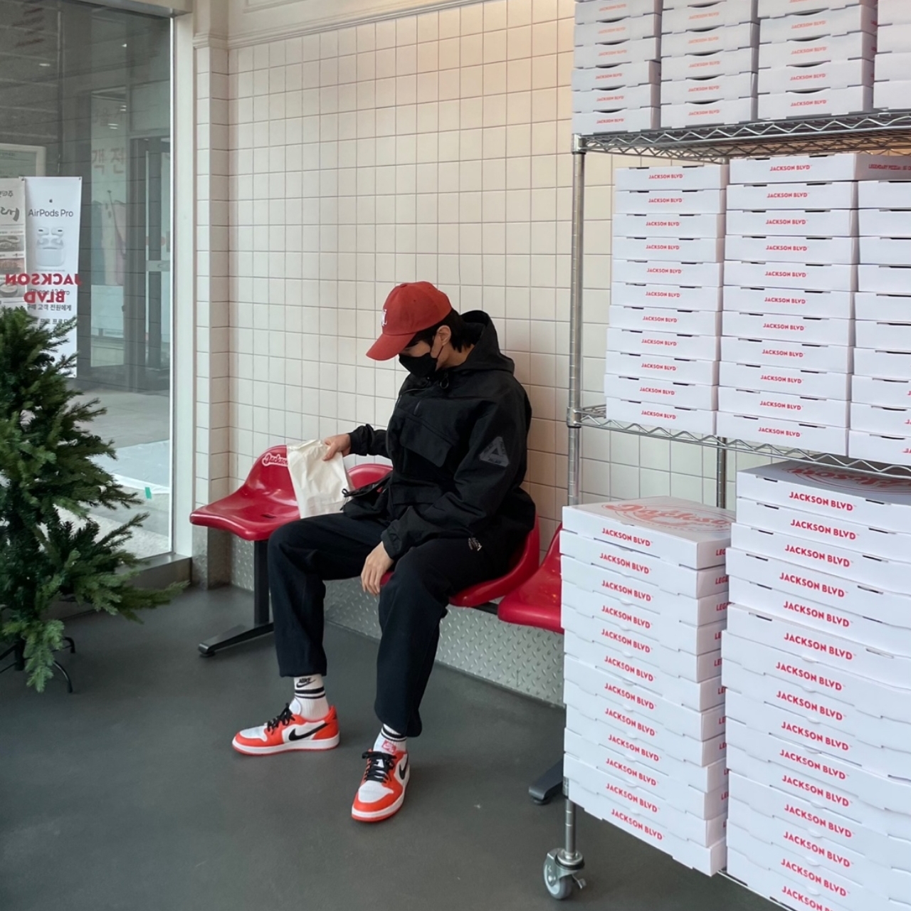 Jordan 1 Low OG Starfish, Palace Bag Jacket Black - 21FW 착용 스타일 - 2
