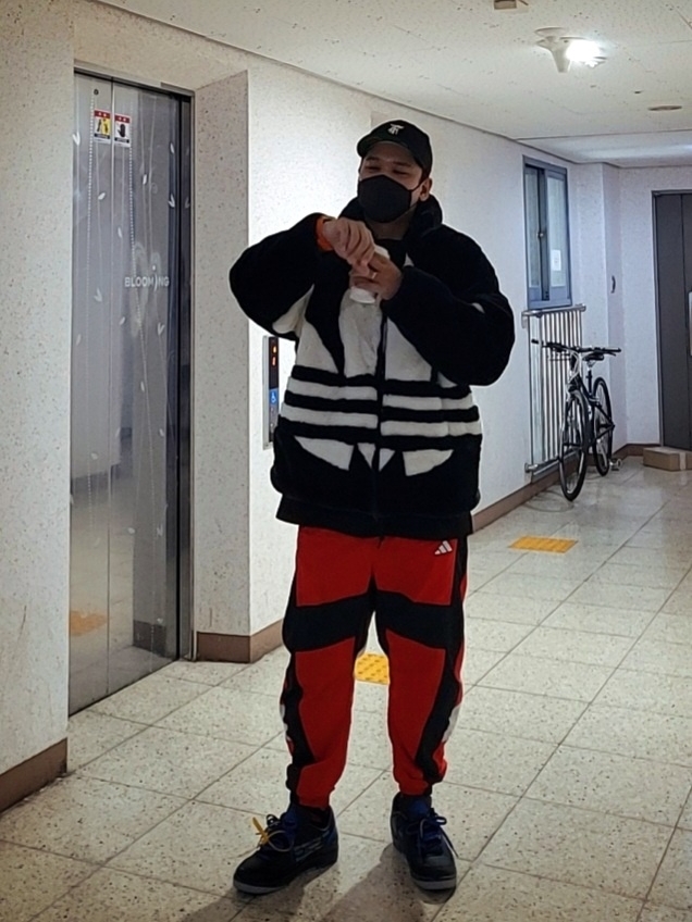 Jordan 2 x Off-White Retro Low SP Black and Varsity Royal 착용 스타일 - 2