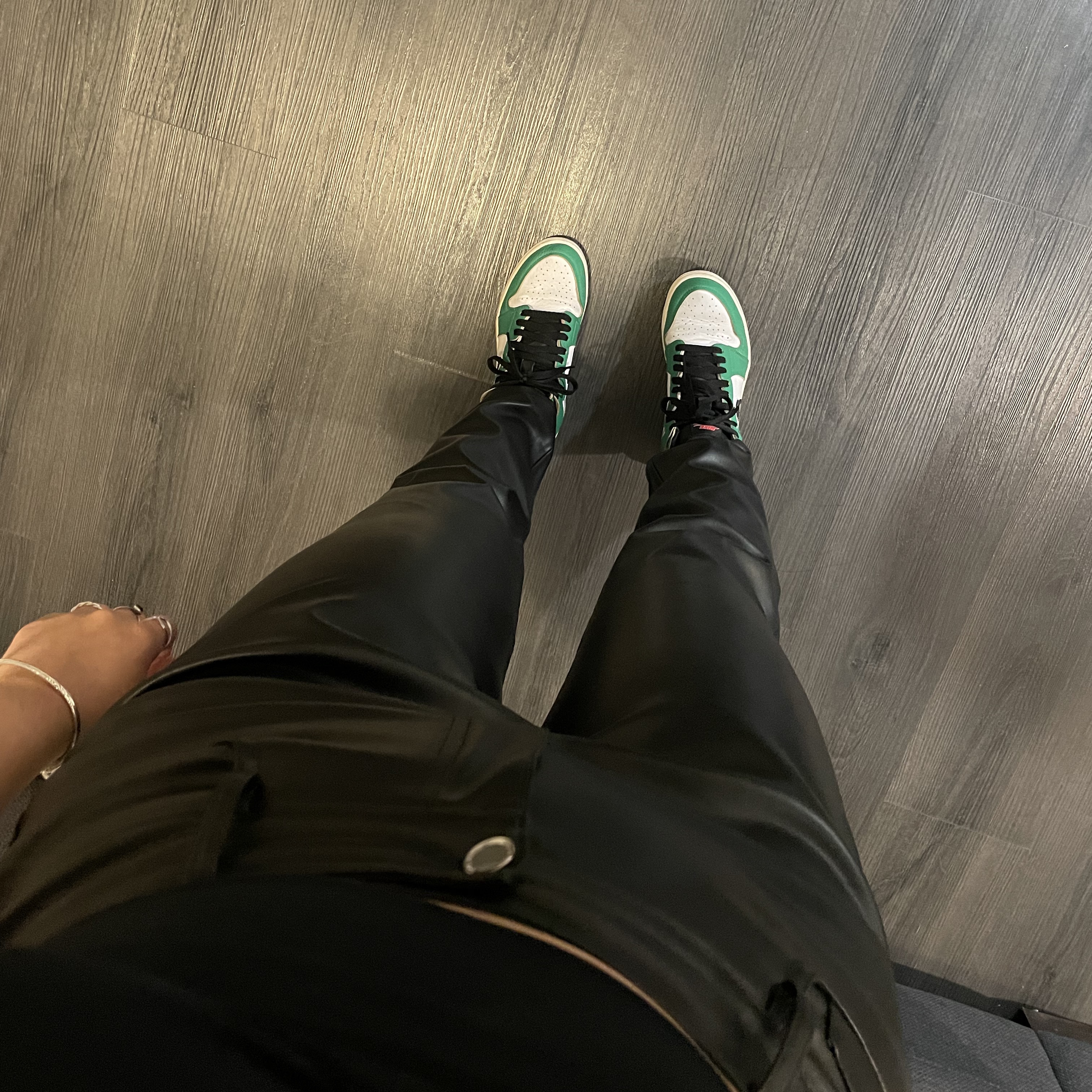 (W) Jordan 1 Retro High OG Lucky Green, Jordan 1 Mid SE Hyper Royal 착용 스타일 - 2