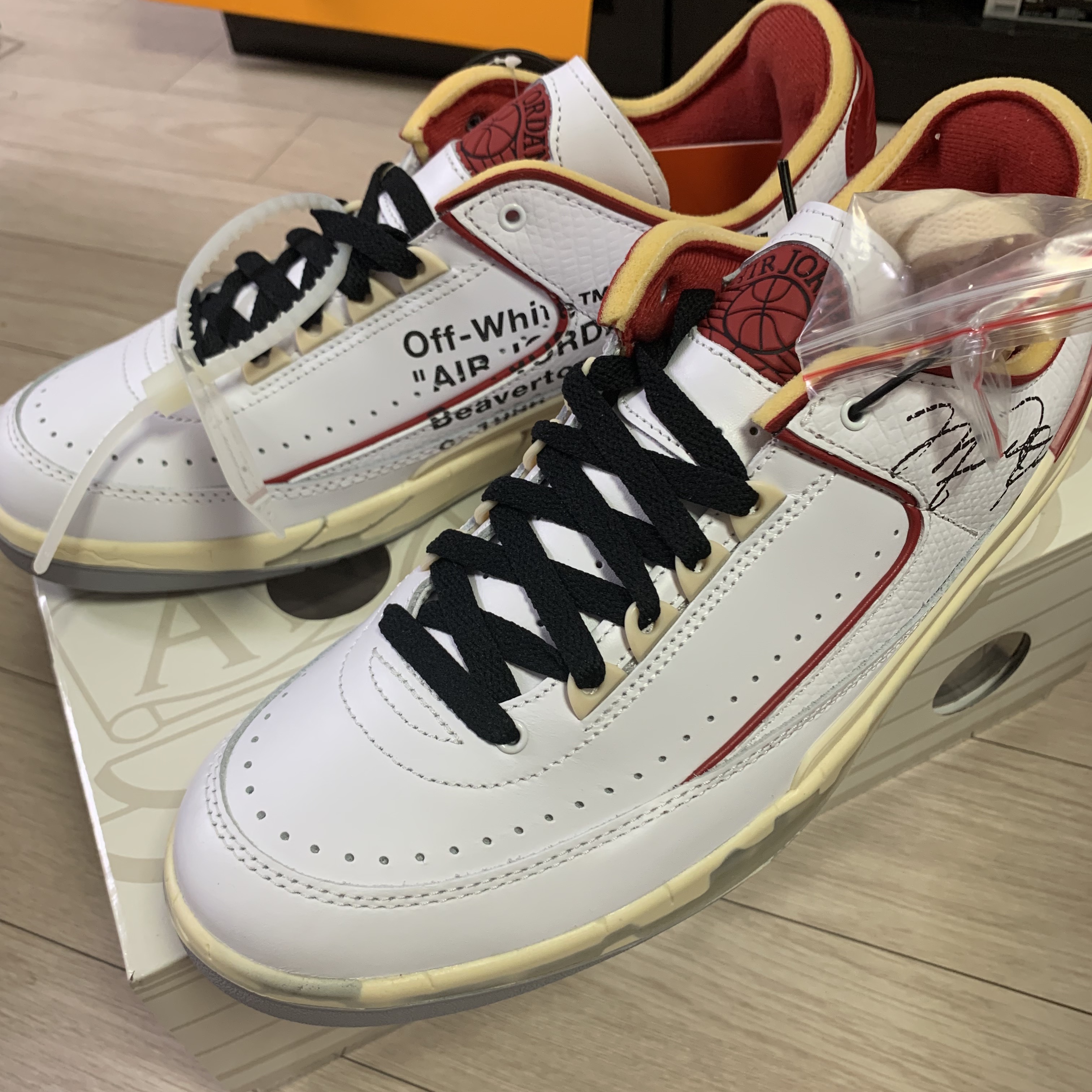Jordan 2 x Off-White Retro Low SP White and Varsity Red 착용 스타일 - 3