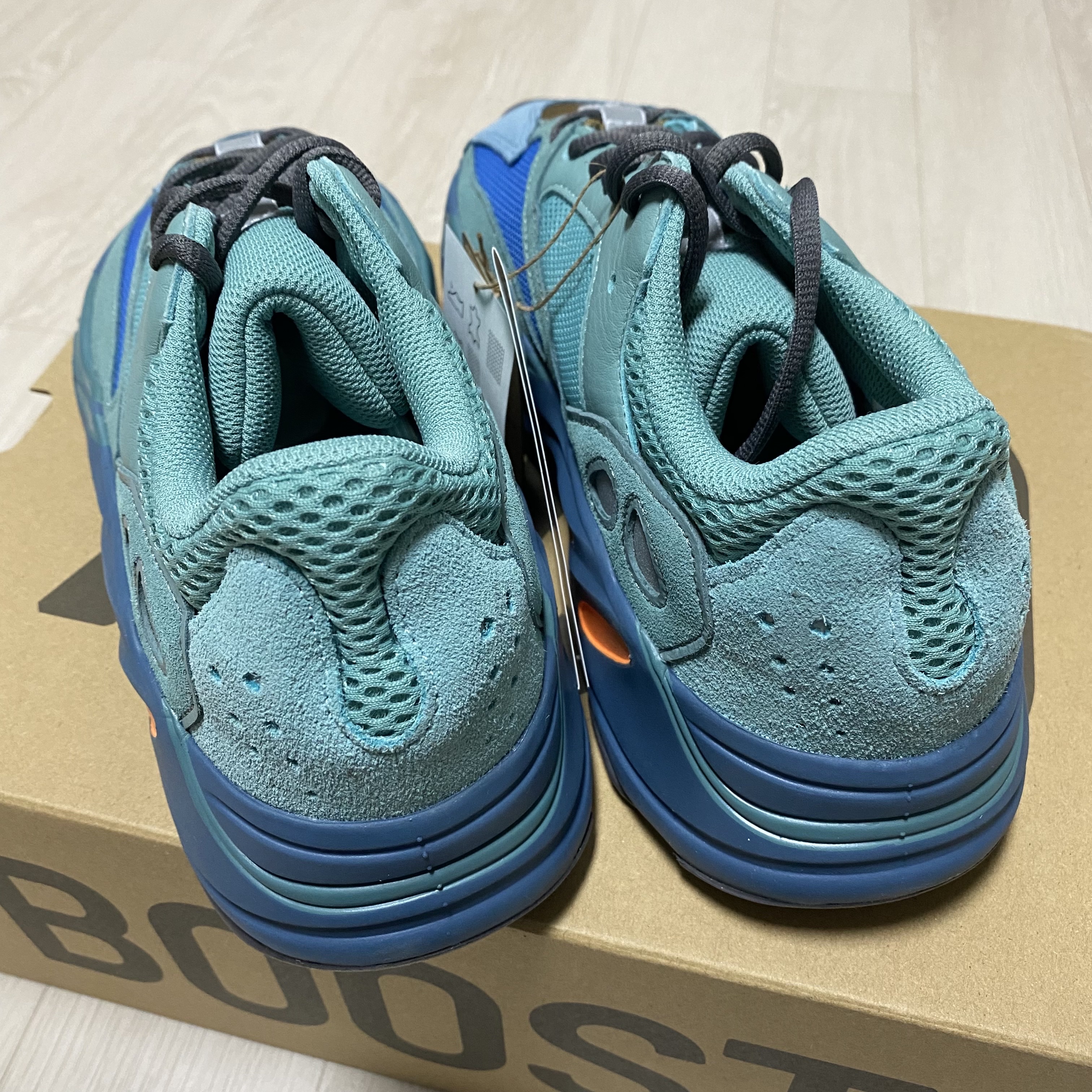 Adidas Yeezy Boost 700 Fade Azure 착용 스타일 - 4