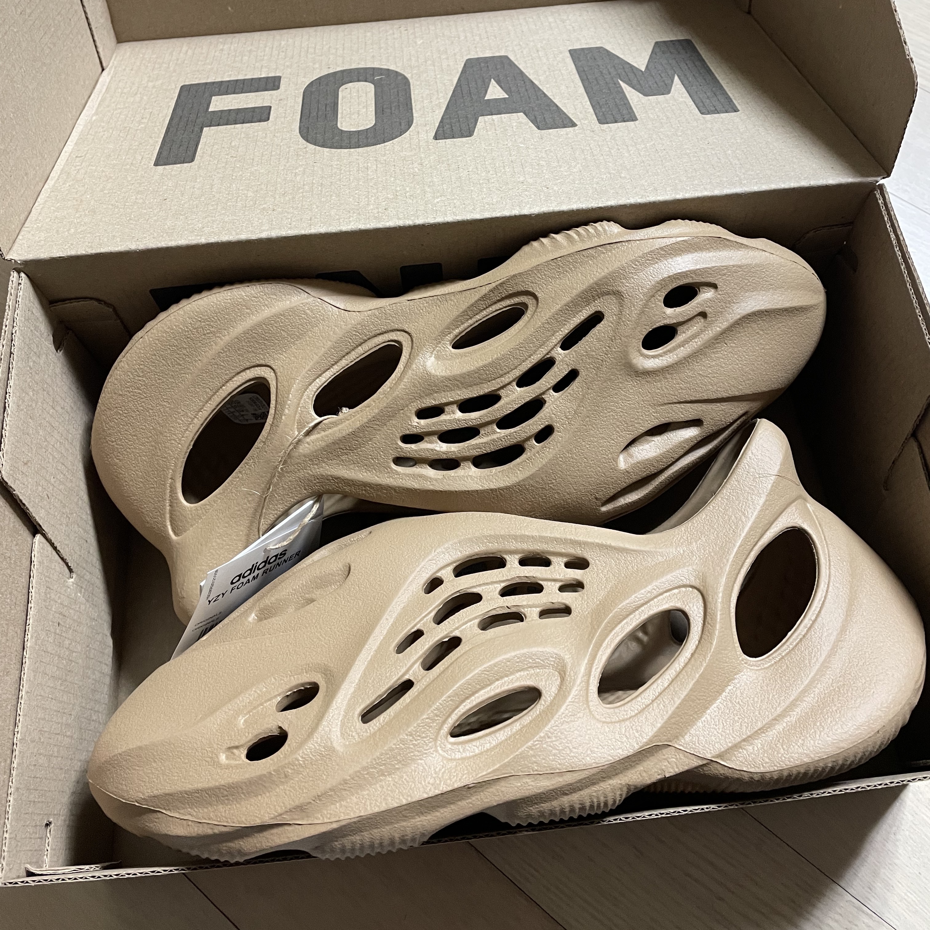 Adidas Yeezy Foam RNNR Ochre 착용 스타일 - 3