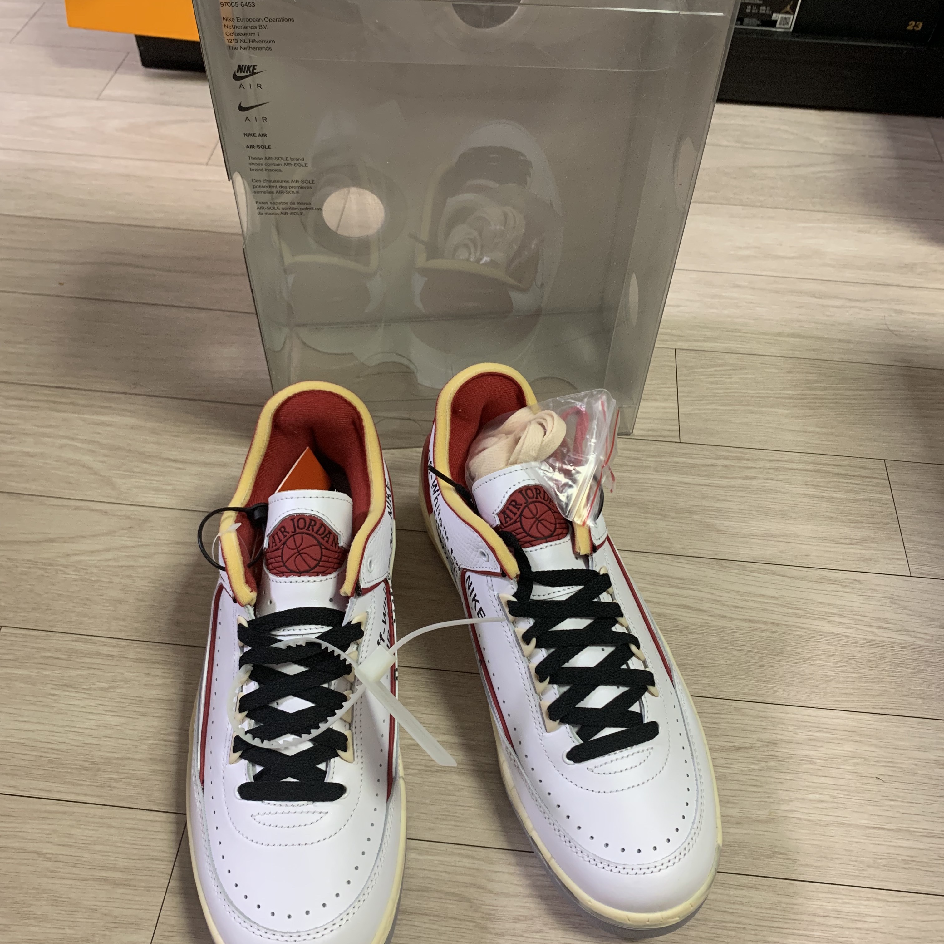 Jordan 2 x Off-White Retro Low SP White and Varsity Red 착용 스타일 - 2