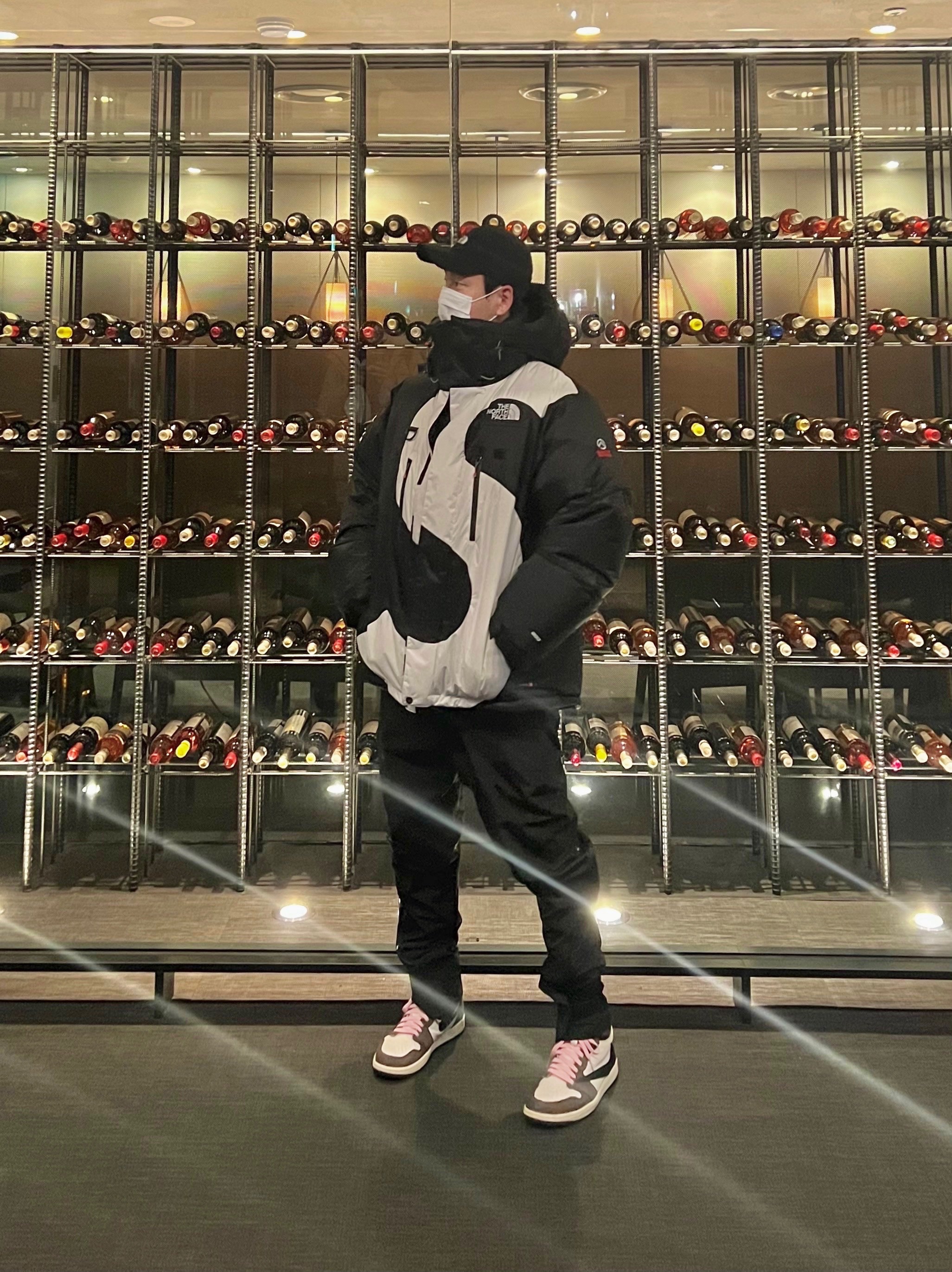 Jordan 1 x Travis Scott Retro High OG SP Mocha, Supreme x The North Face S Logo Summit Series Himalayan Parka Black - 20FW 착용 스타일