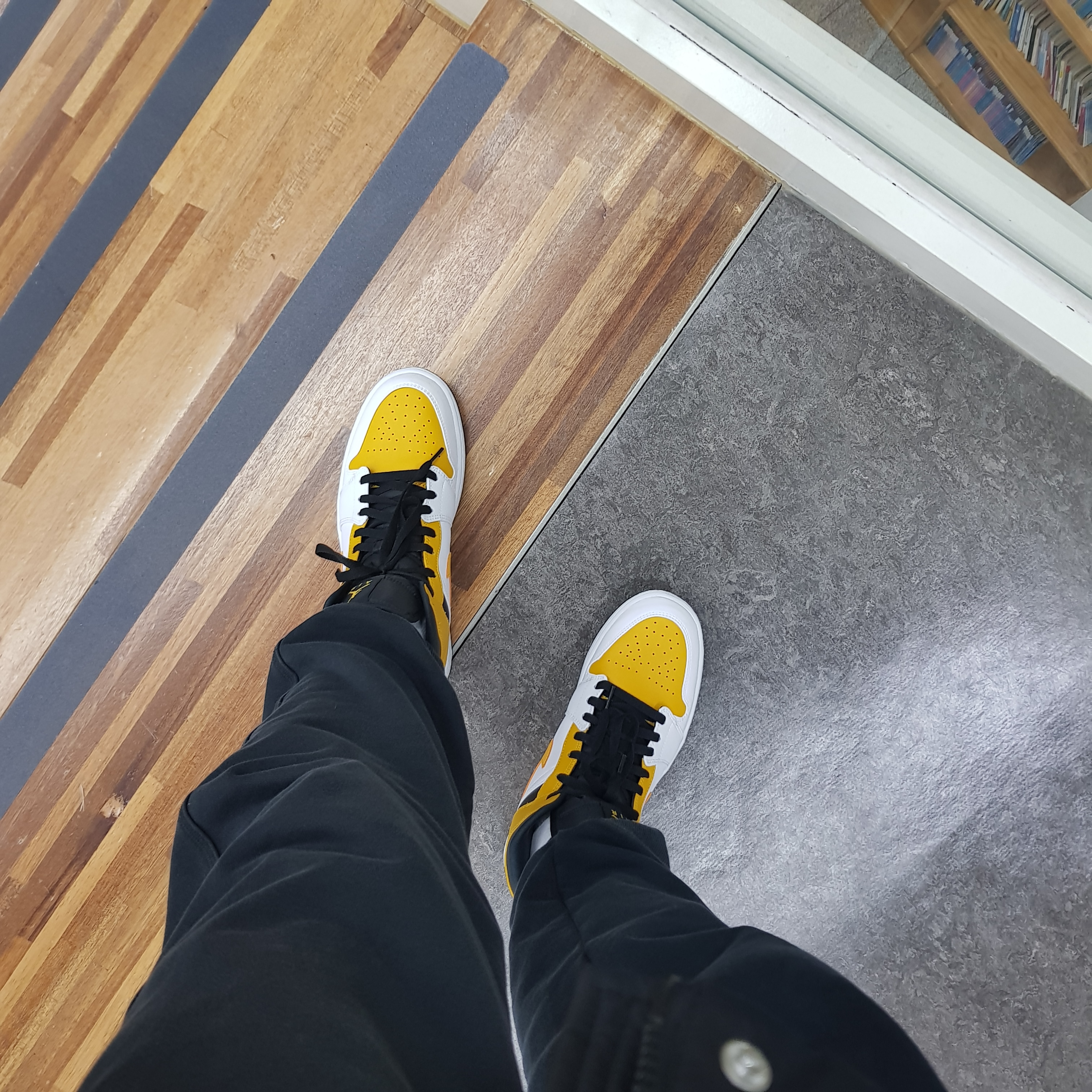 Jordan 1 Mid White University Gold 착용 스타일 - 2