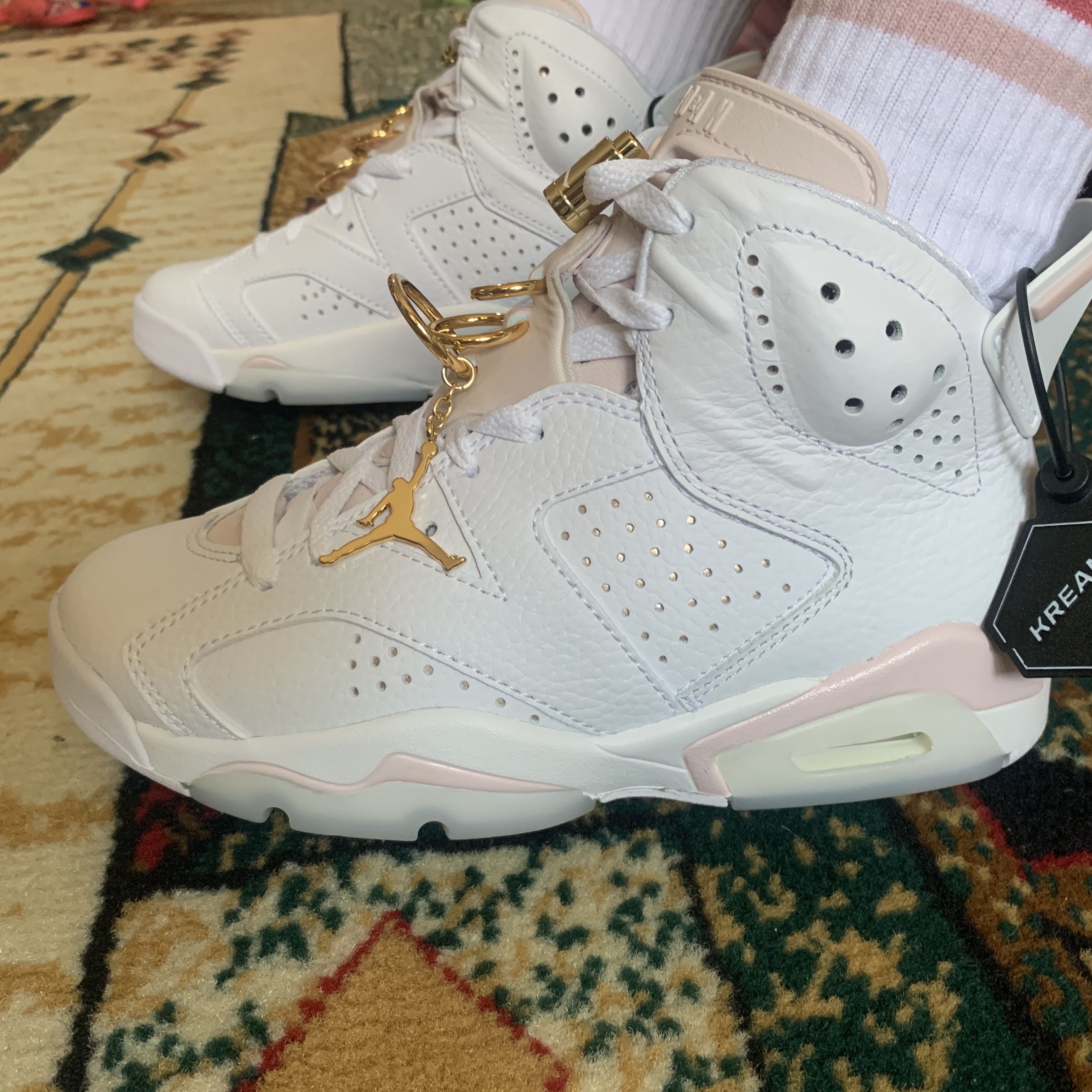 (W) Jordan 6 Retro Gold Hoops 착용 스타일 - 1