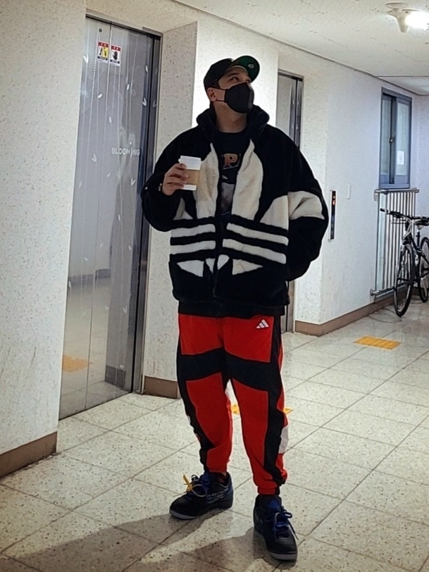 Jordan 2 x Off-White Retro Low SP Black and Varsity Royal 착용 스타일 - 1