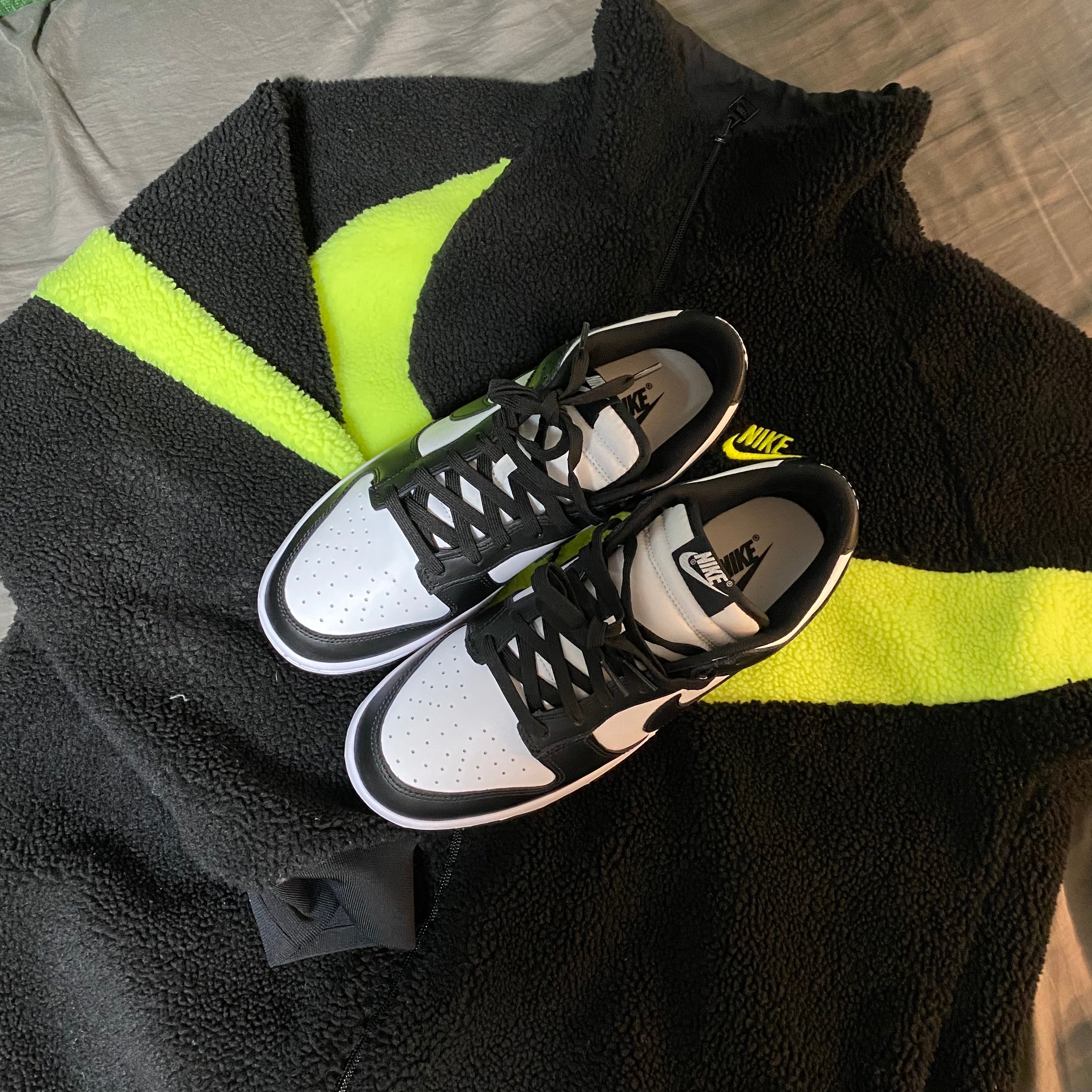 Nike Dunk Low Retro Black, Nike Big Swoosh Full Zip Jacket Black Volt 착용 스타일