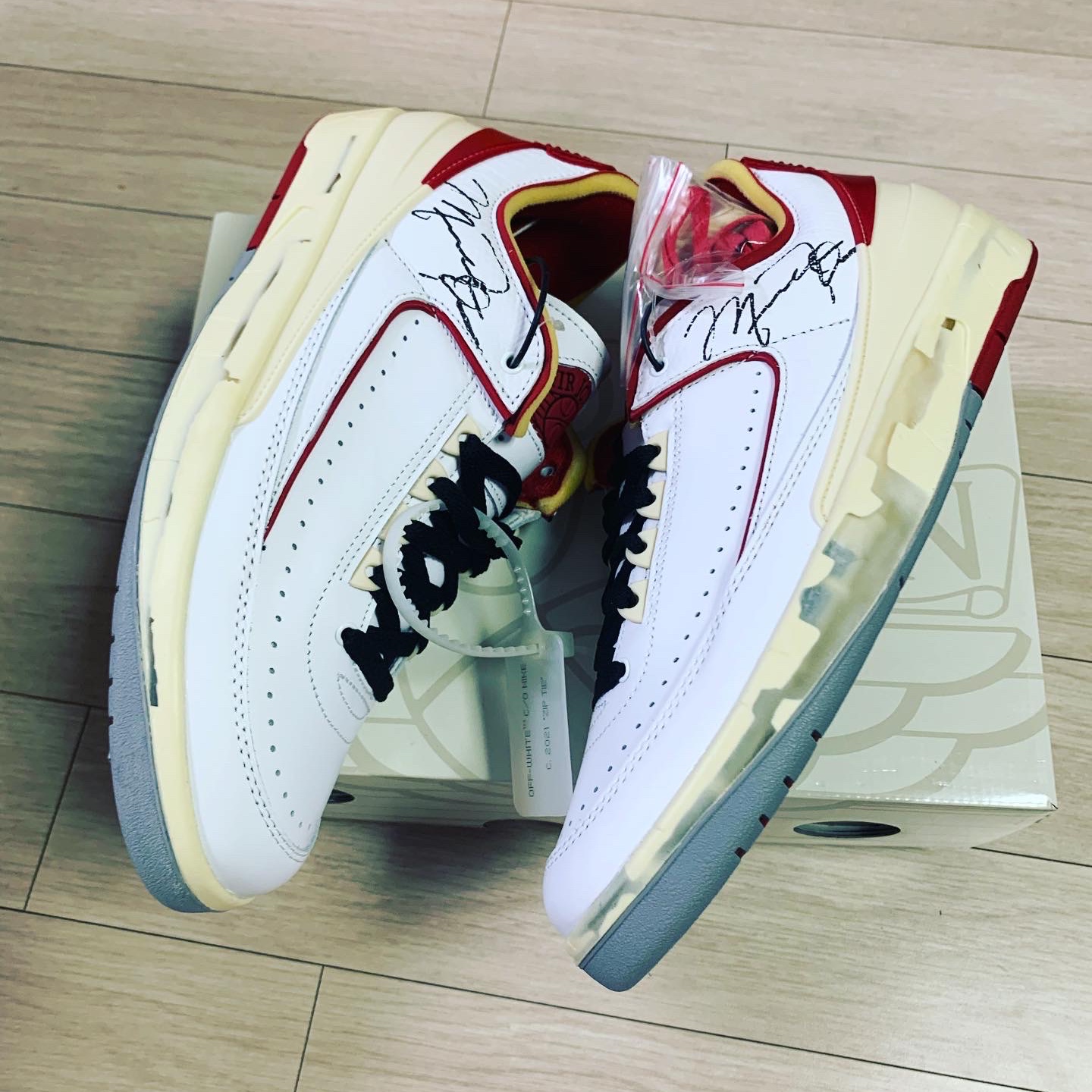 Jordan 2 x Off-White Retro Low SP White and Varsity Red 착용 스타일 - 5