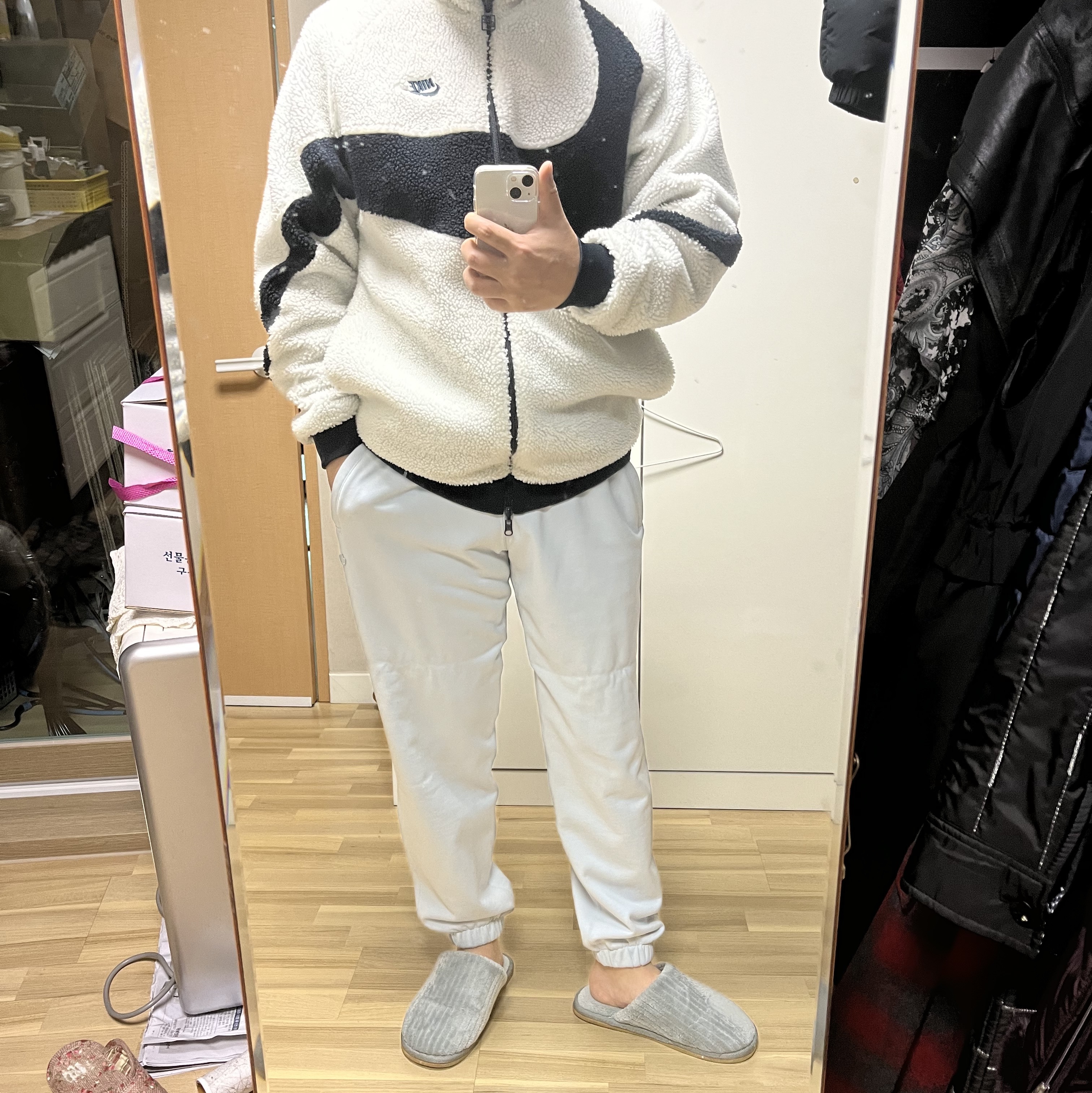 Nike Big Swoosh Full Zip Jacket White Navy 착용 스타일