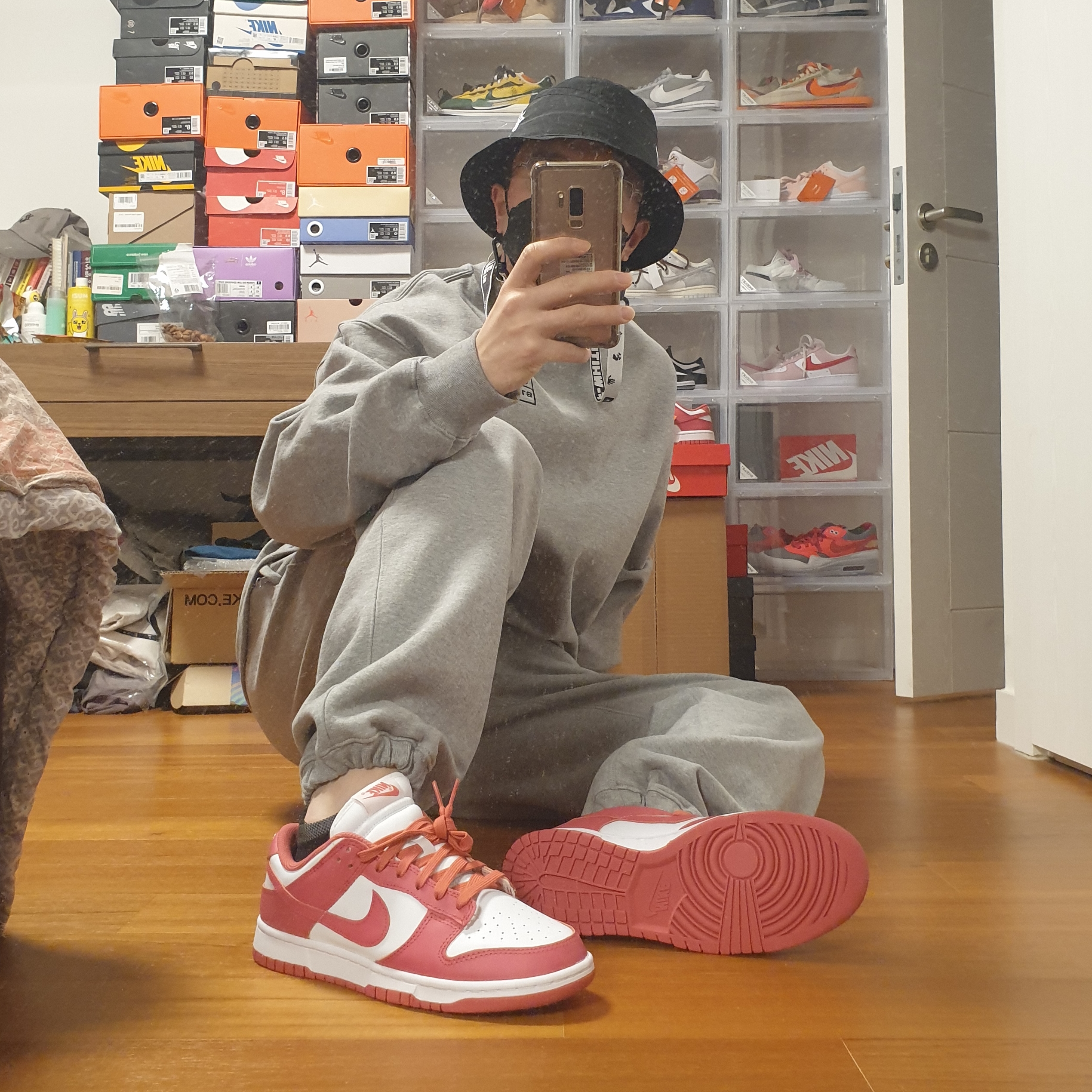 Nike x Stussy NRG BR Crew Fleece Grey, Nike x Stussy Bucket Hat Black 착용 스타일 - 3