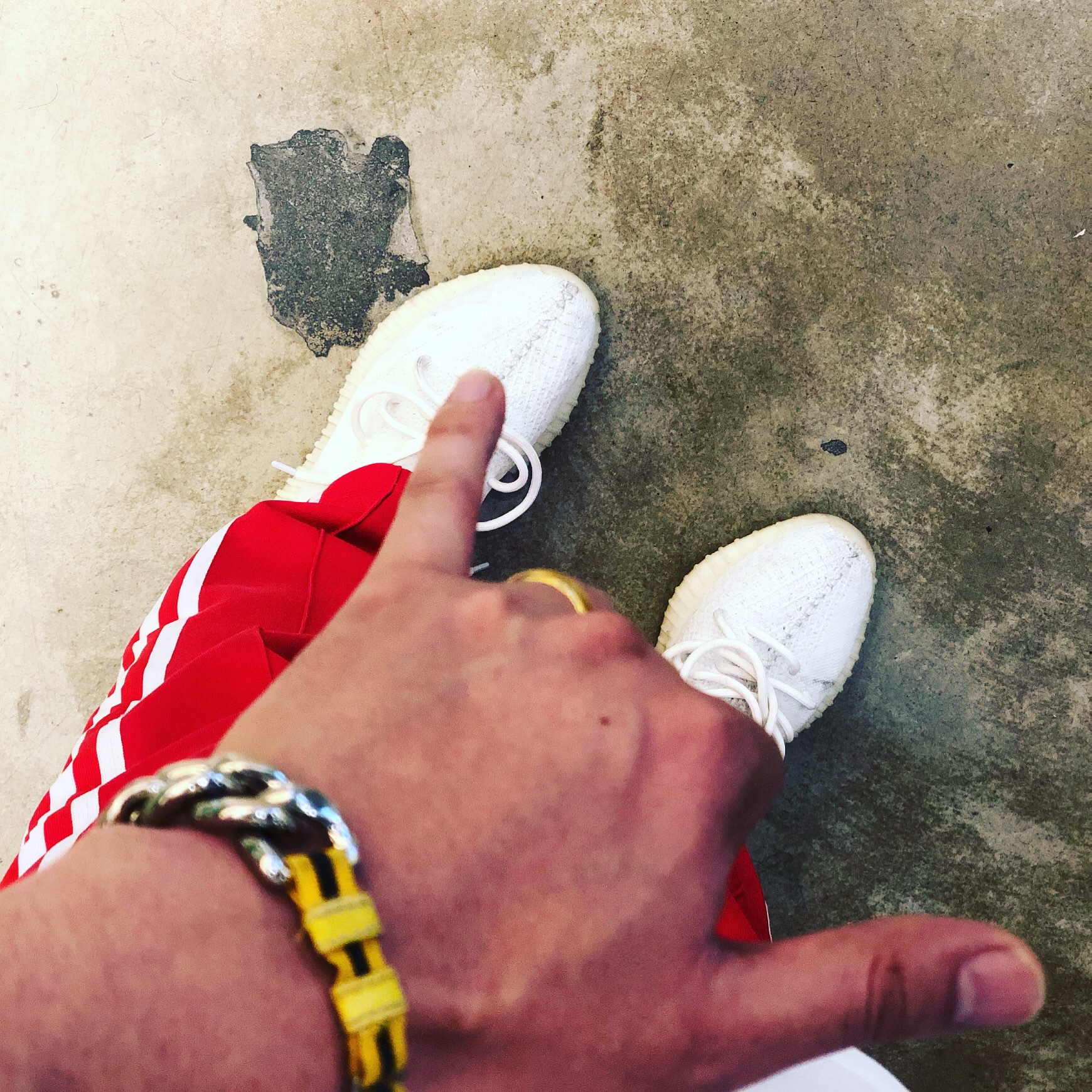Adidas Yeezy Boost 350 V2 Cream/Triple White 착용 스타일