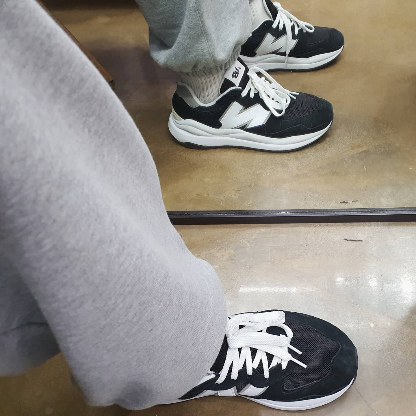 New Balance 5740 Black 착용 스타일 - 3