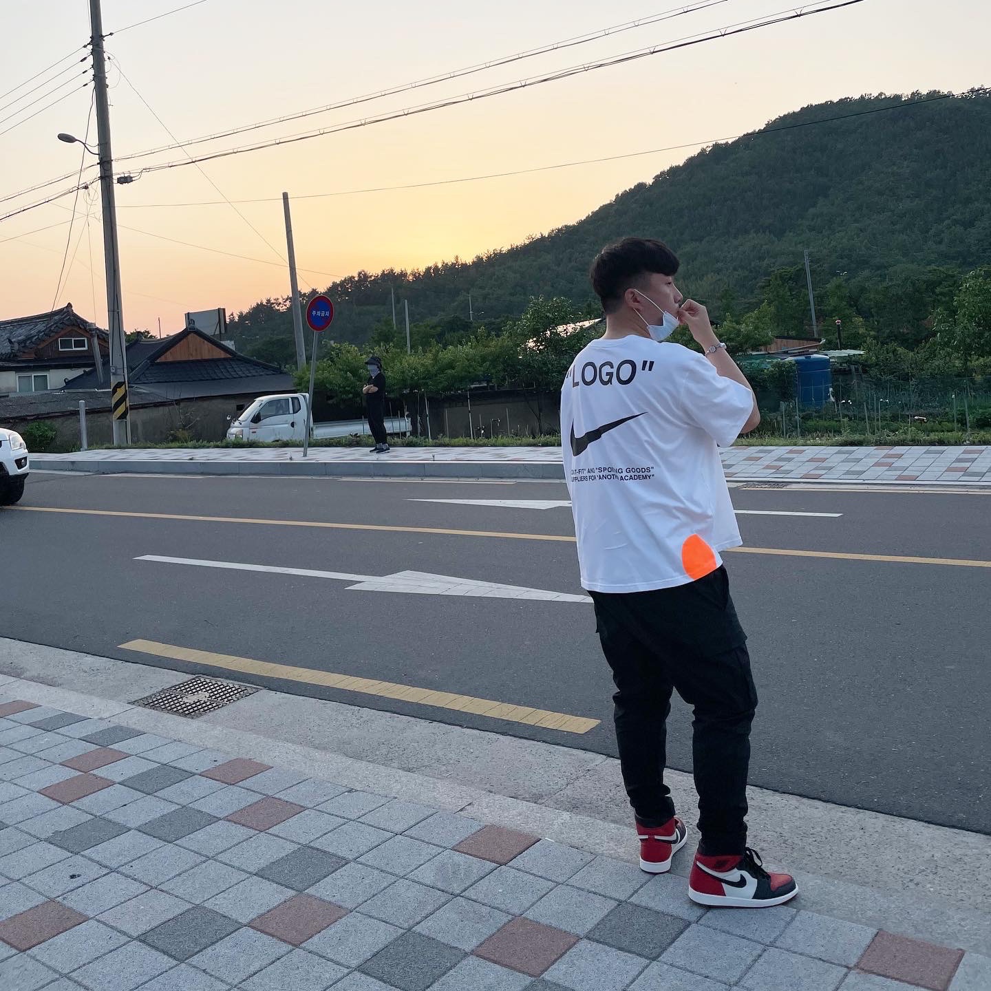 Nike x Off-White Mercurial NRG X T-Shirt White, Jordan 1 Retro High OG Bred Toe 착용 스타일