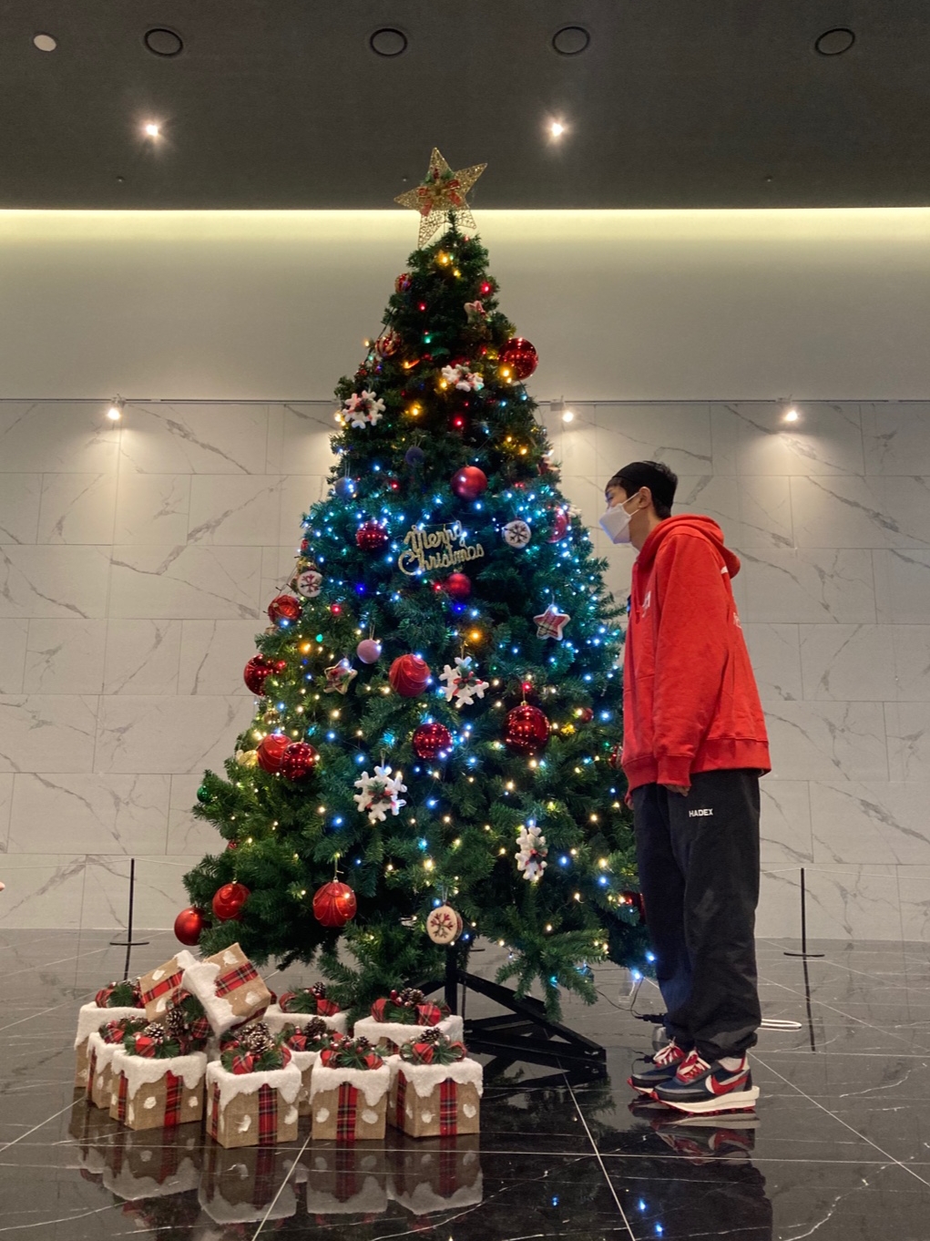 Stussy Stock DSM New York Hoodie Red 2021, Nike x Sacai x Undercover LDWaffle Midnight Spruce University Red 착용 스타일 - 1