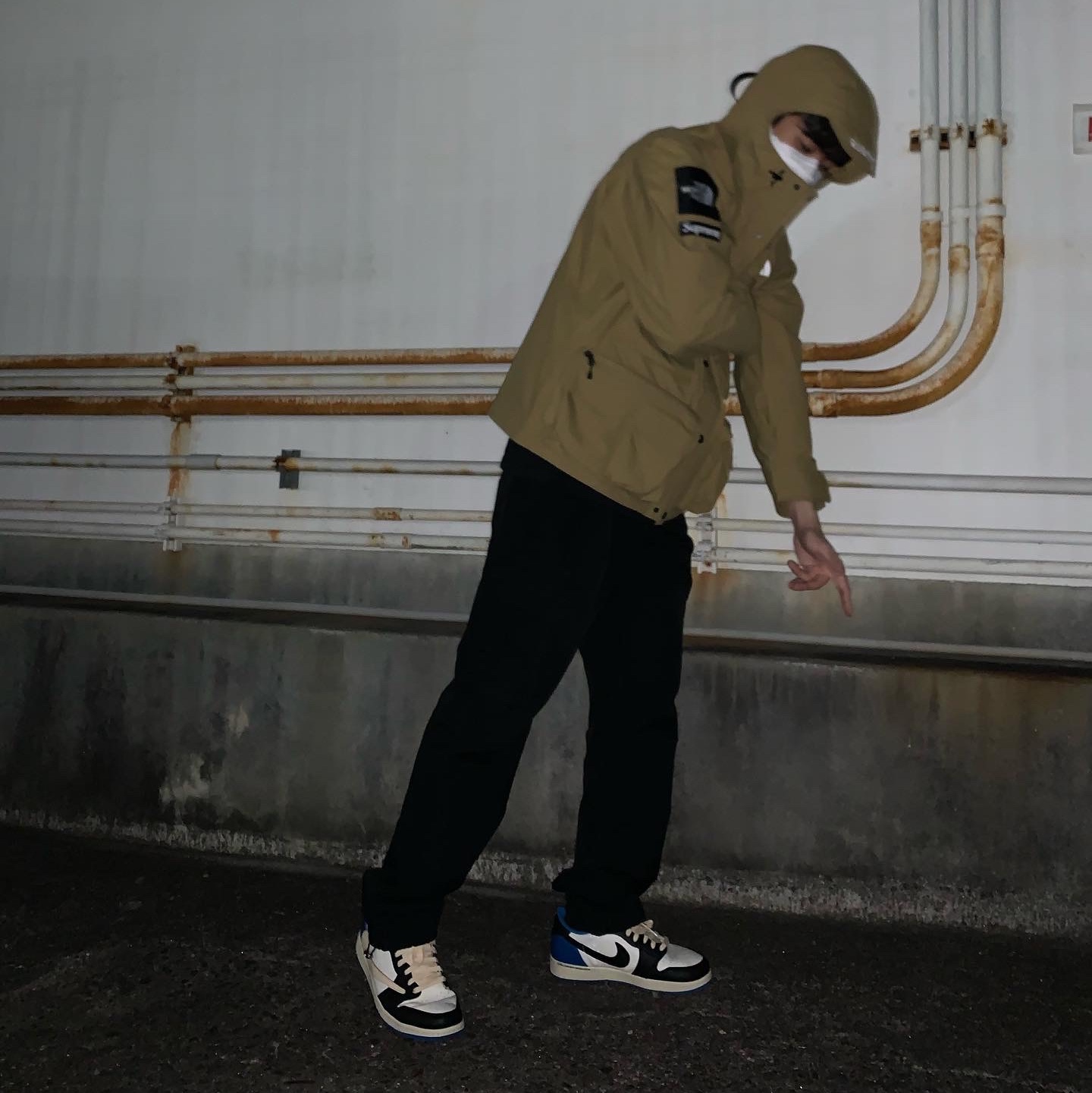 Supreme x The North Face Cargo Jacket Gold - 20SS, Jordan 1 x Travis Scott x Fragment Retro Low OG SP Military Blue 착용 스타일 - 2