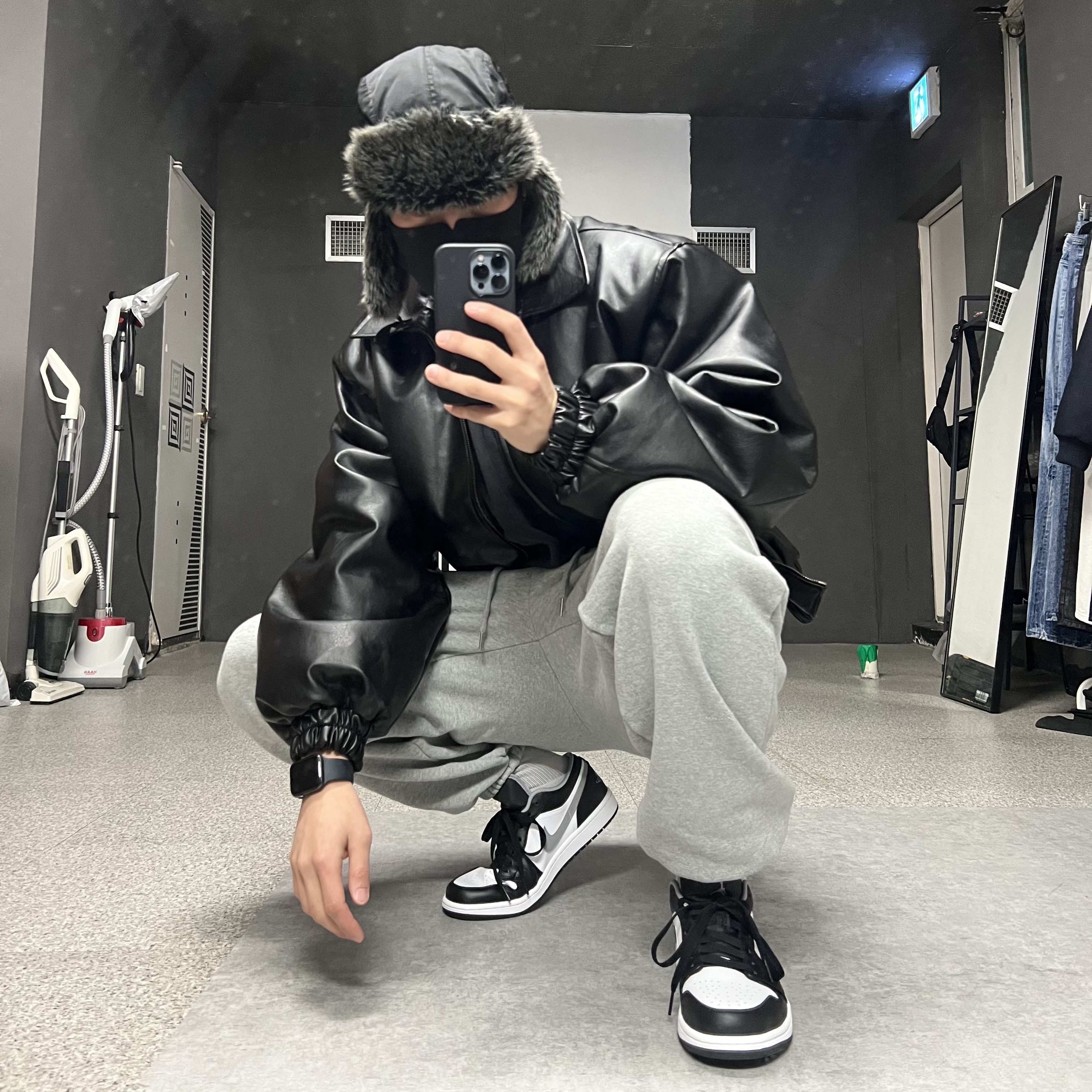 Jordan 1 Low Black Particle Grey 착용 스타일