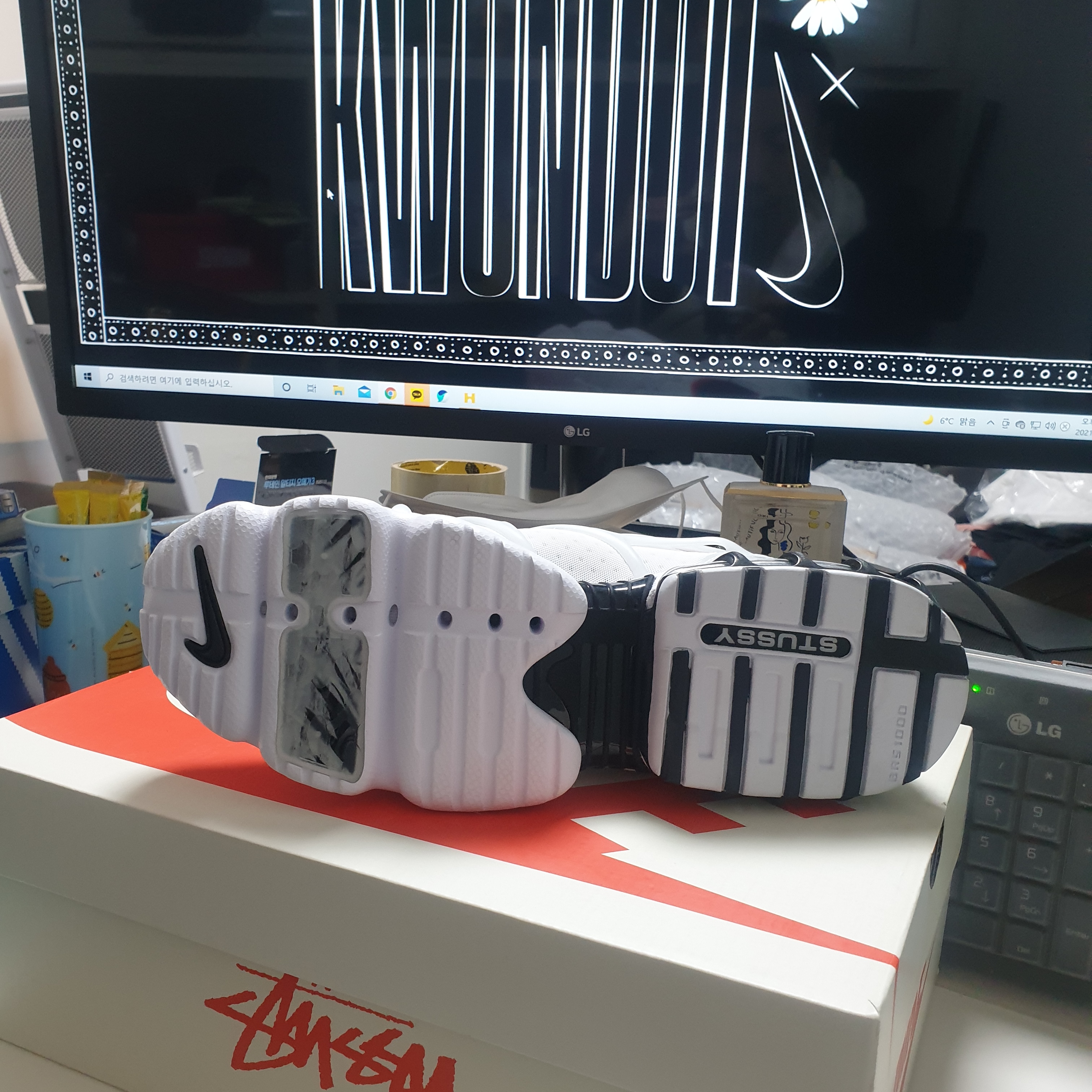 Nike x Stussy Air Zoom Spiridon Kukini White 착용 스타일 - 3