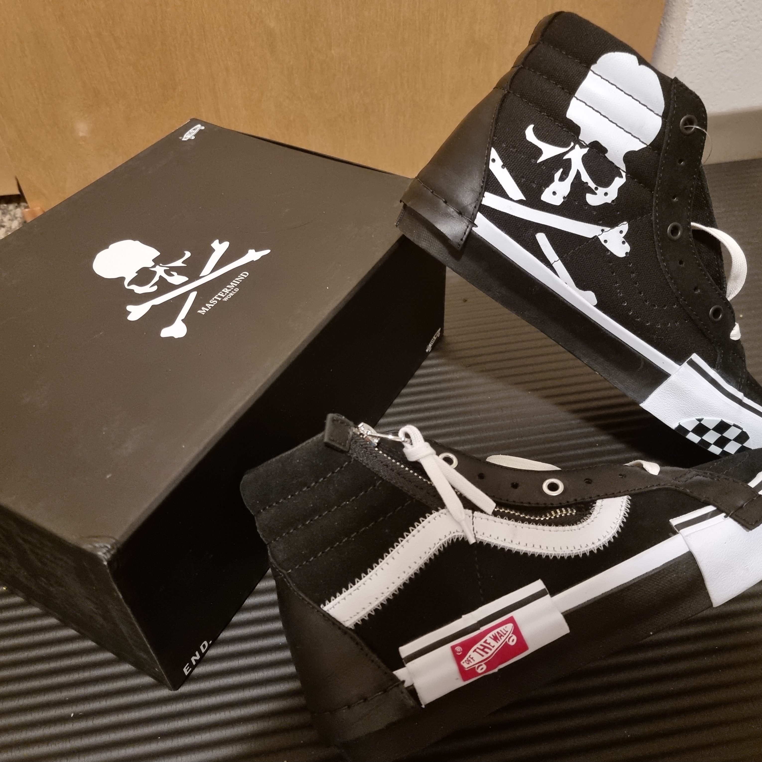 Vans Vault x Mastermind x END. Sk8-Hi Cap LX Black 착용 스타일 - 1
