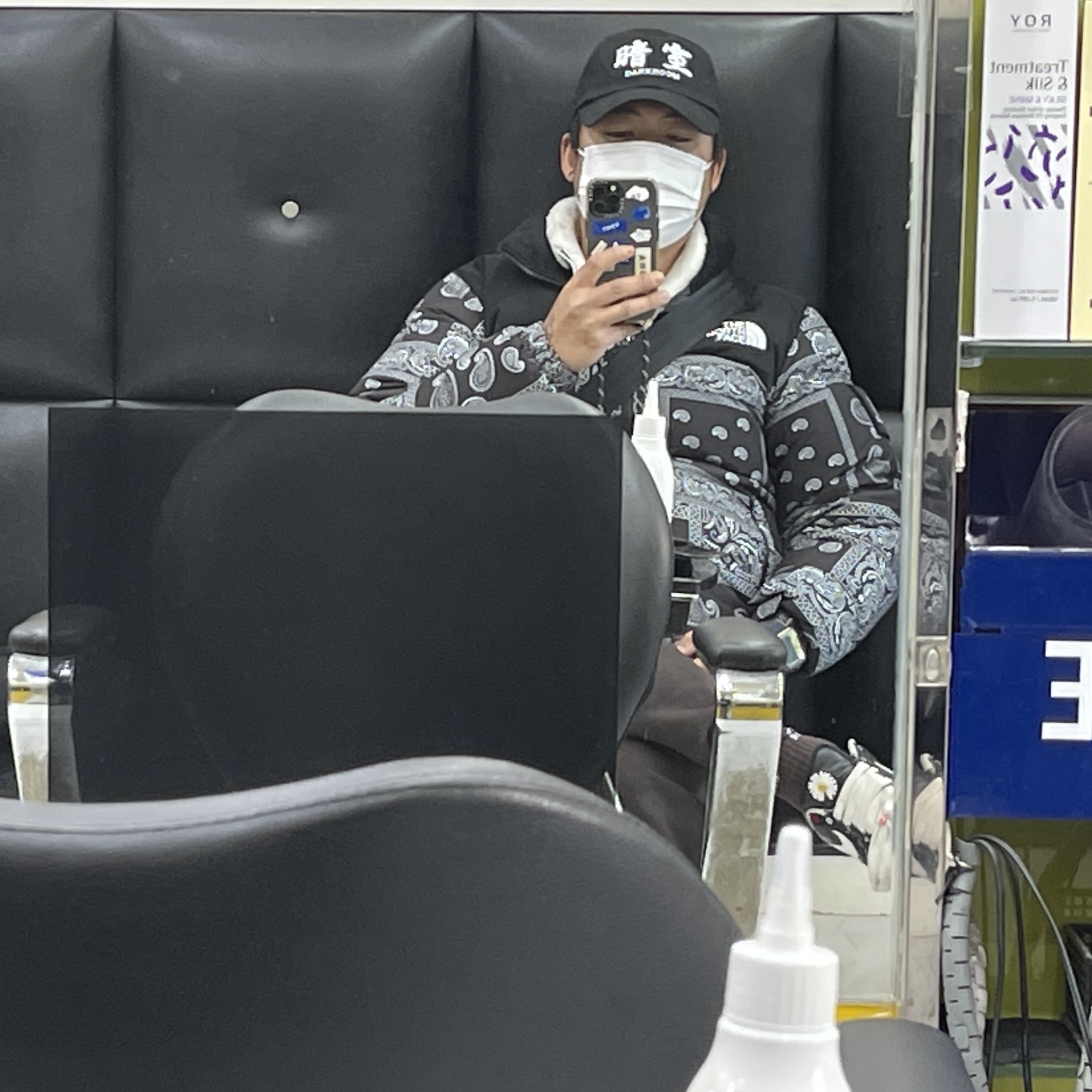 Darkr8m Studio White Logo Cap, The North Face Nuptse Down Jacket Black 착용 스타일