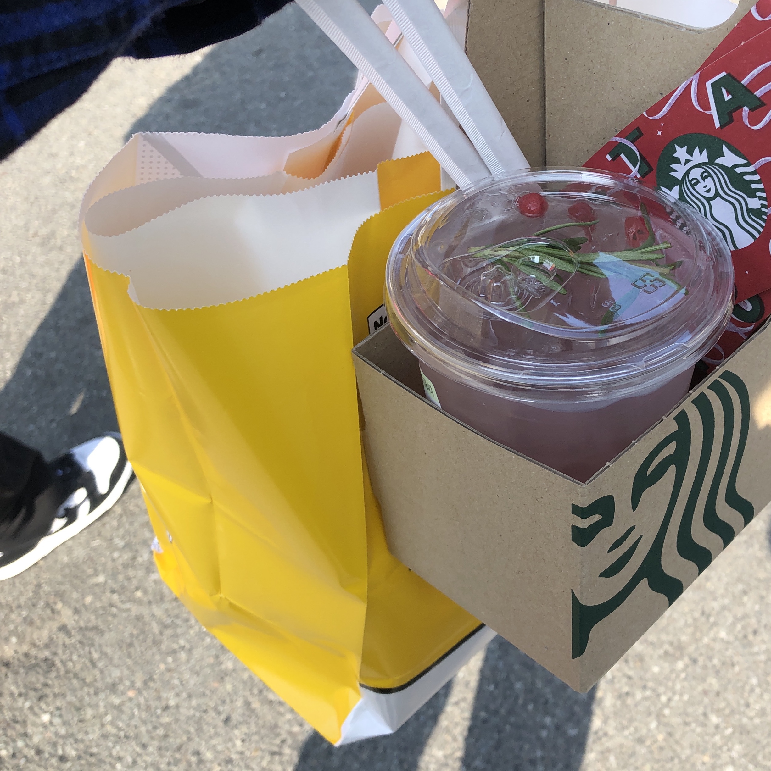(GS) Nike Dunk Low Black, (W) Nike Air Force 1 '07 LX White University Blue 착용 스타일 - 2