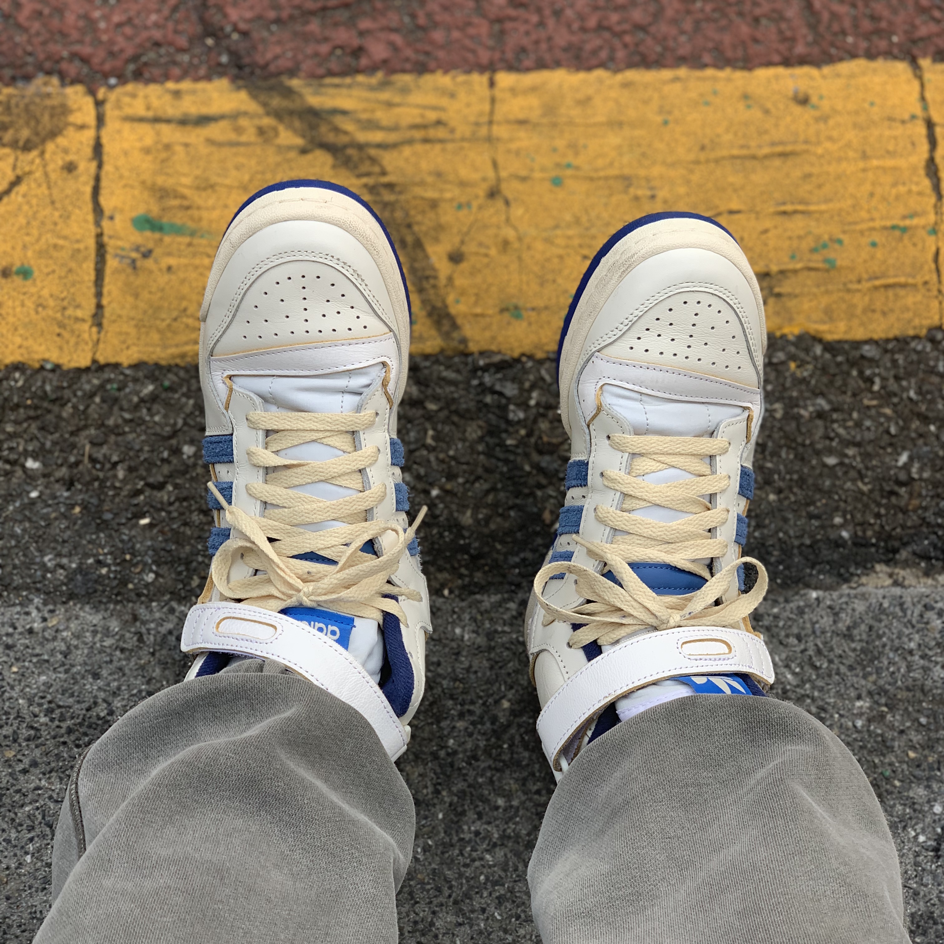 Adidas OG Forum 84 High Blue Thread 착용 스타일 - 3